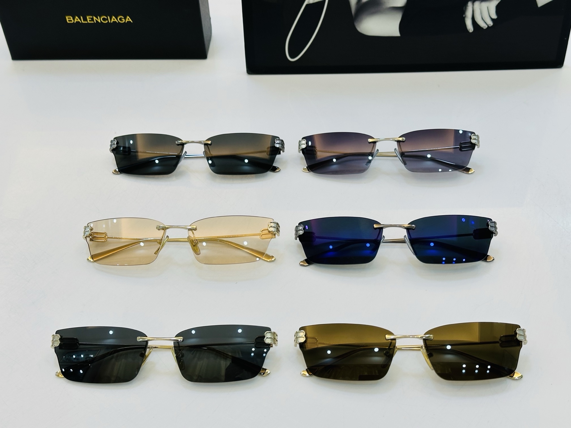 BALENCIAGA巴黎世家 最新 版型很特别的设计让人一眼爱上 BB0487S Size: 63口15