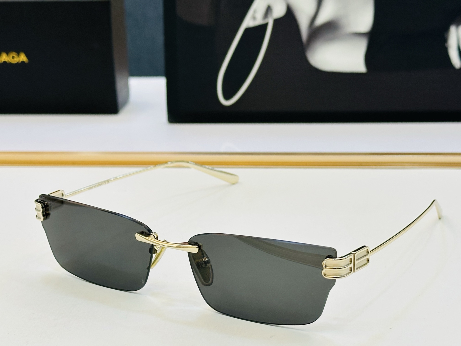 BALENCIAGA巴黎世家 最新 版型很特别的设计让人一眼爱上 BB0487S Size: 63口15