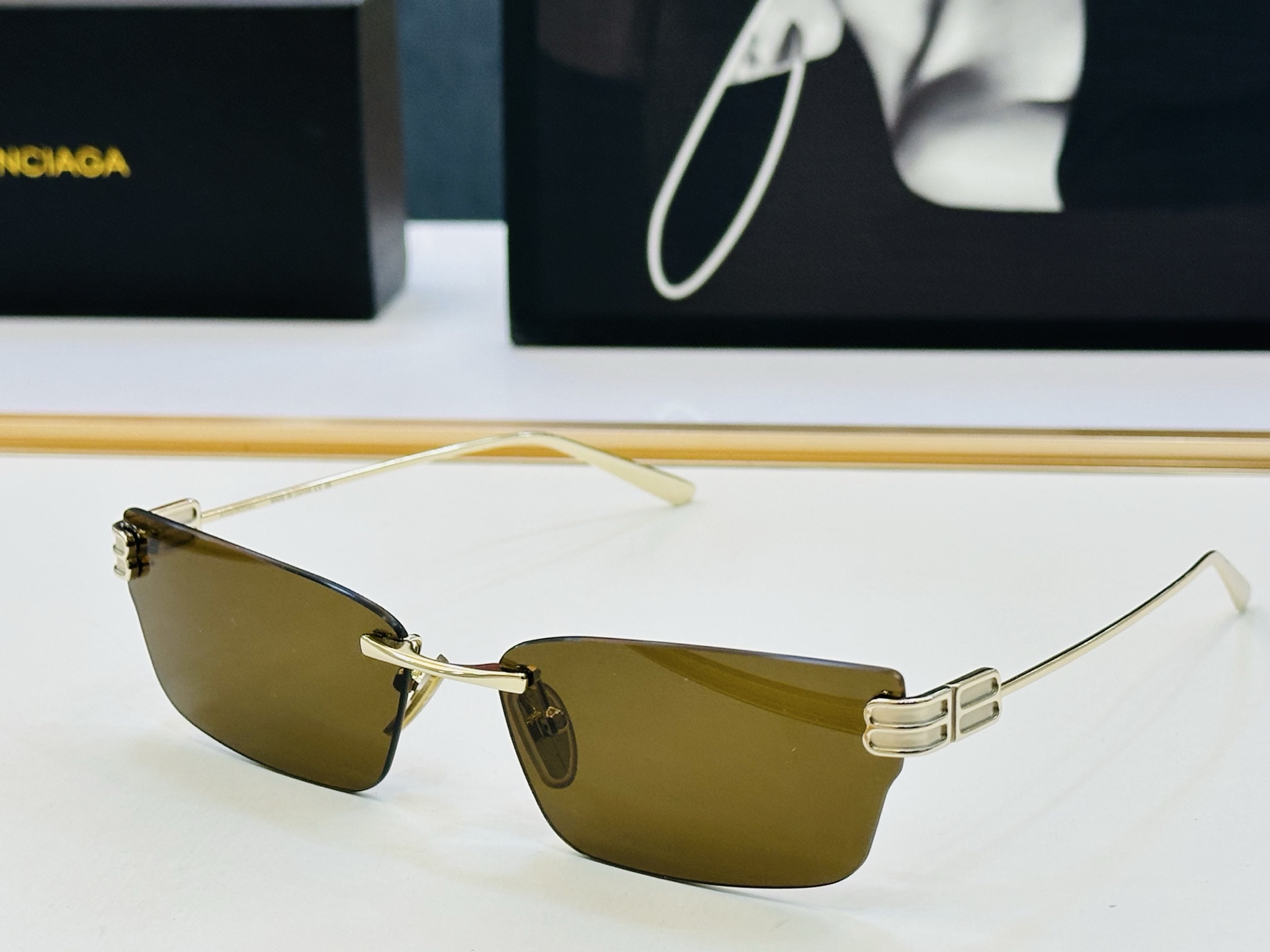 BALENCIAGA巴黎世家 最新 版型很特别的设计让人一眼爱上 BB0487S Size: 63口15