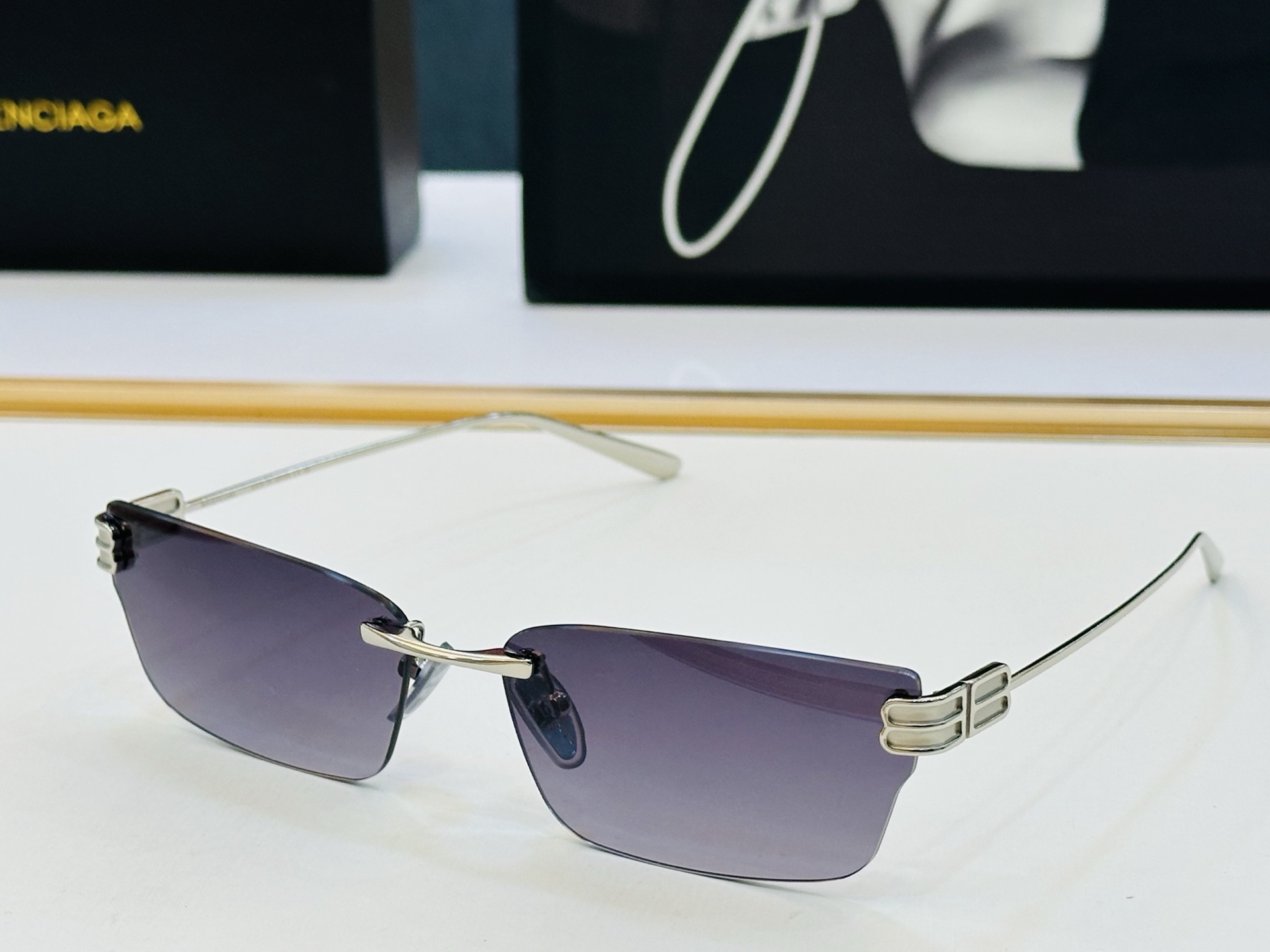 BALENCIAGA巴黎世家 最新 版型很特别的设计让人一眼爱上 BB0487S Size: 63口15