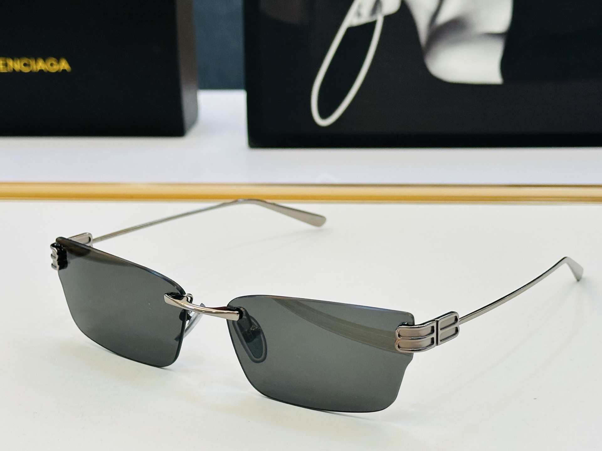 BALENCIAGA巴黎世家 最新 版型很特别的设计让人一眼爱上 BB0487S Size: 63口15