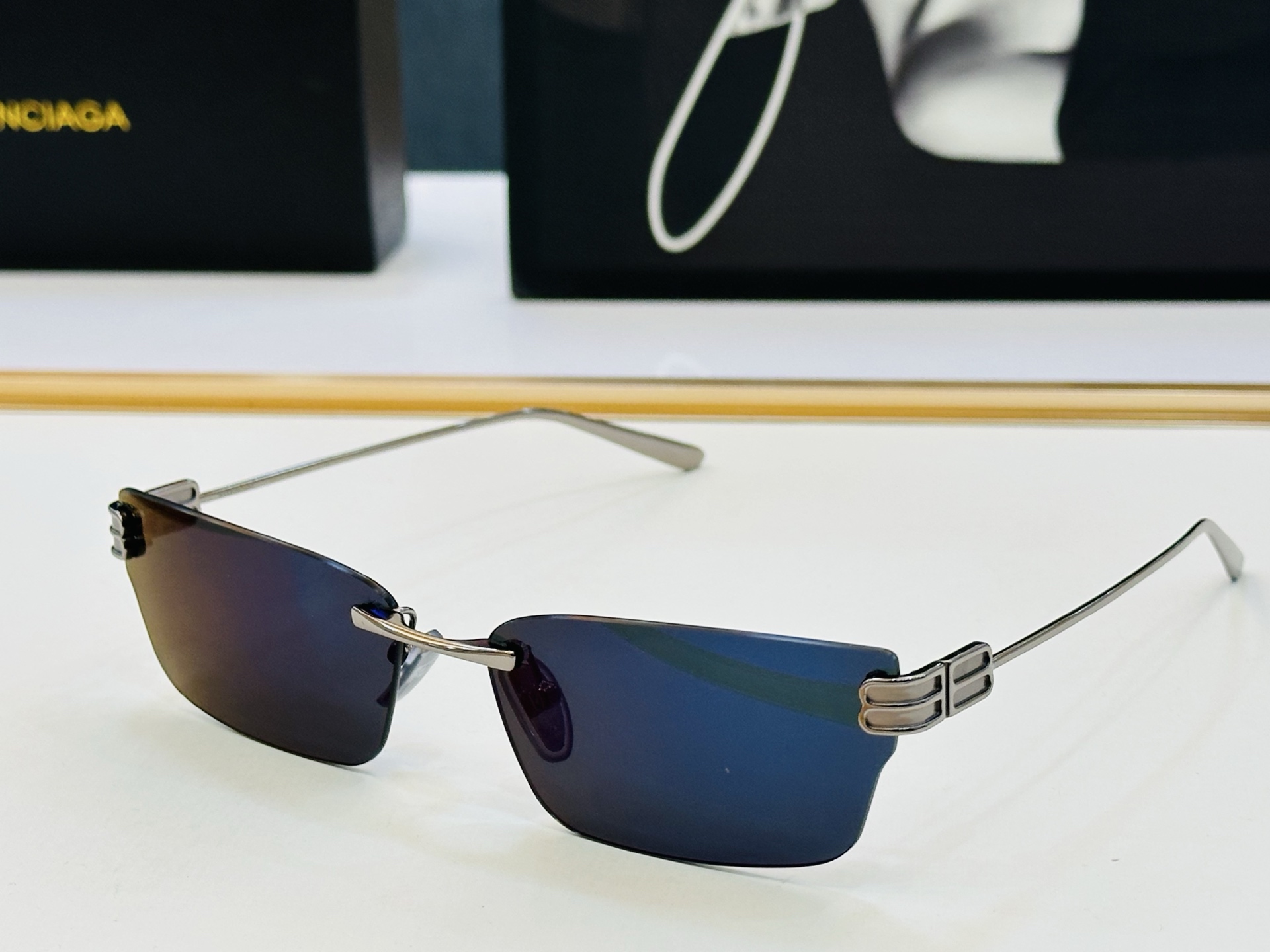 BALENCIAGA巴黎世家 最新 版型很特别的设计让人一眼爱上 BB0487S Size: 63口15