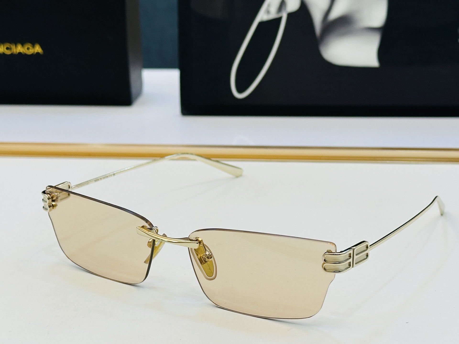 BALENCIAGA巴黎世家 最新 版型很特别的设计让人一眼爱上 BB0487S Size: 63口15