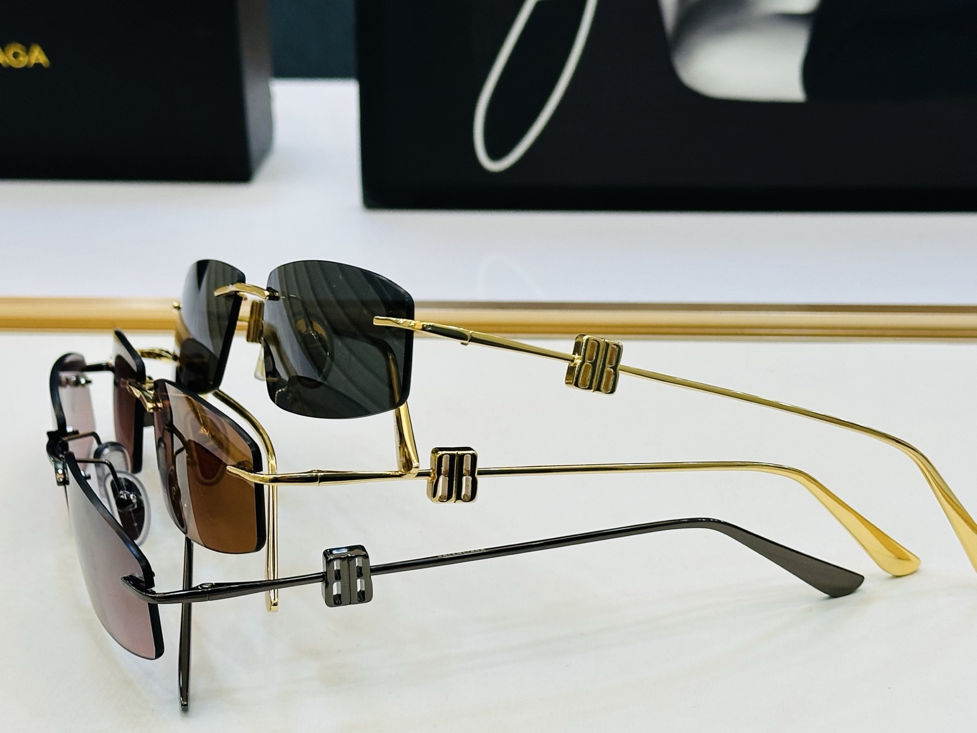 BALENCIAGA巴黎世家 最新 版型很特别的设计让人一眼爱上 BB0507S Size: 57口18