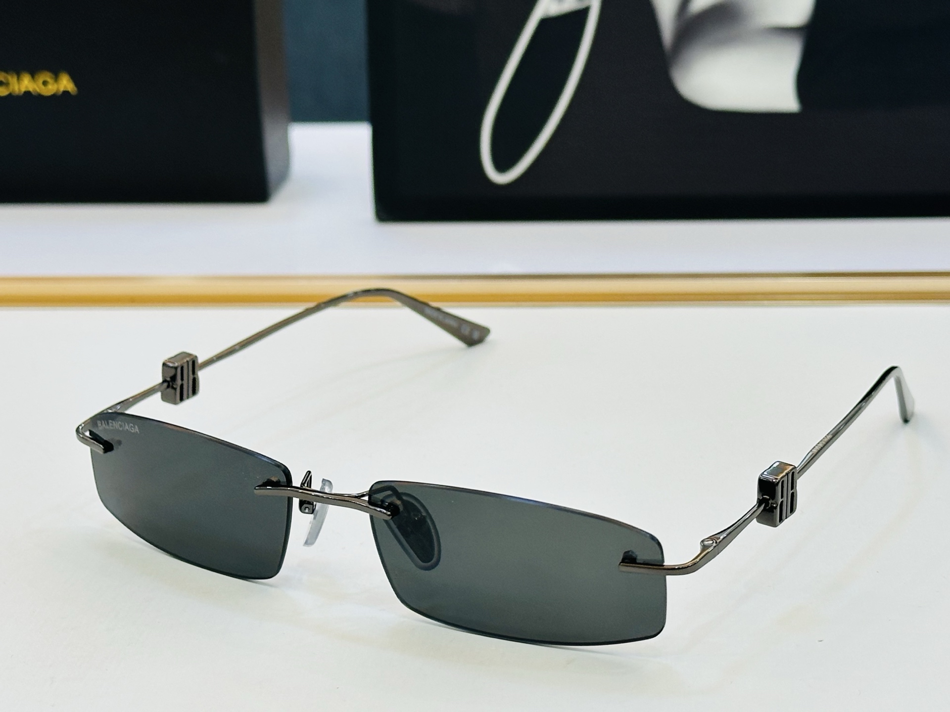 BALENCIAGA巴黎世家 最新 版型很特别的设计让人一眼爱上 BB0507S Size: 57口18