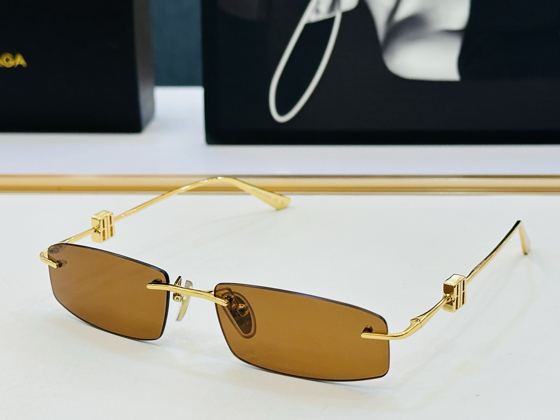 BALENCIAGA巴黎世家 最新 版型很特别的设计让人一眼爱上 BB0507S Size: 57口18