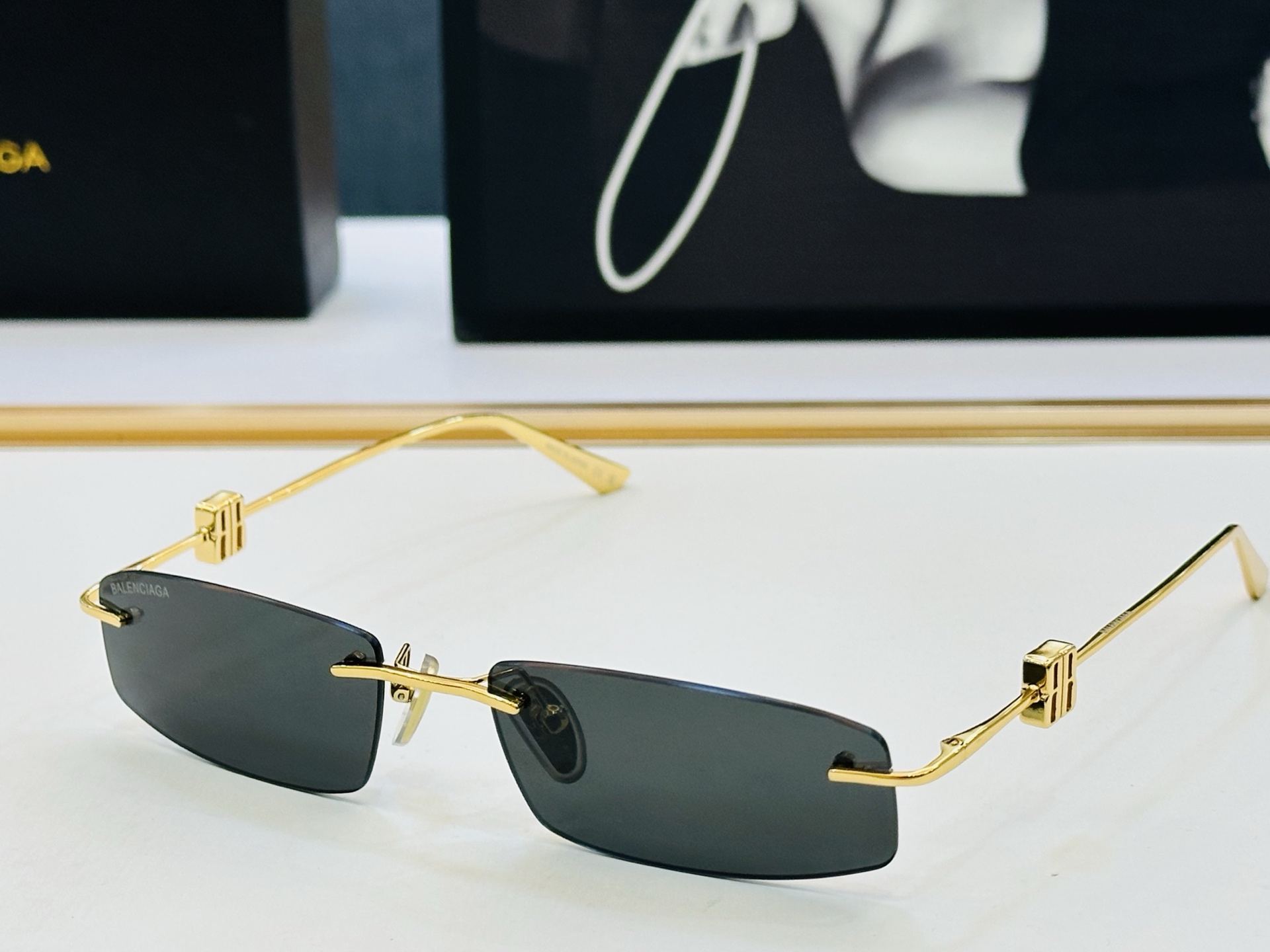 BALENCIAGA巴黎世家 最新 版型很特别的设计让人一眼爱上 BB0507S Size: 57口18