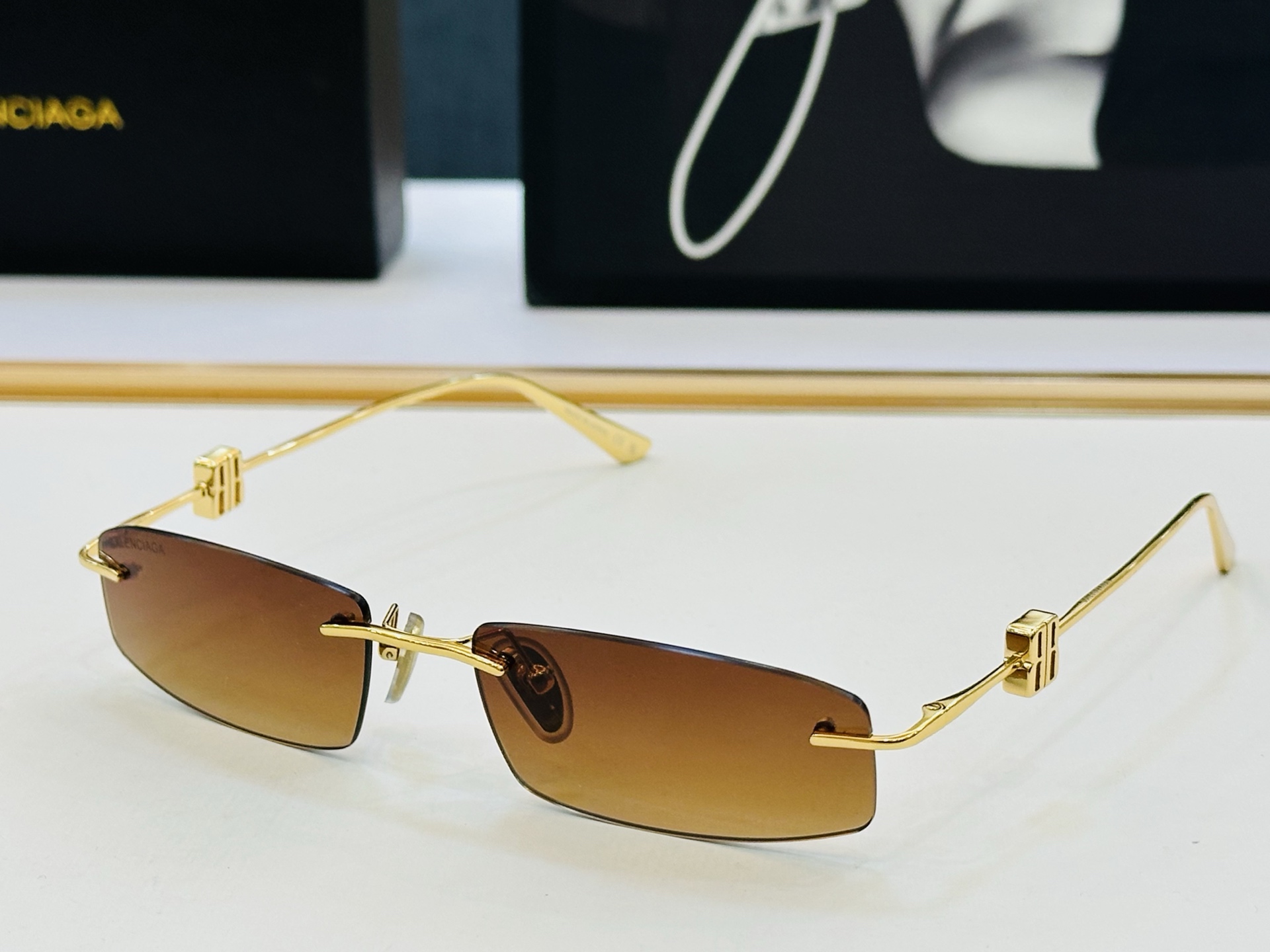 BALENCIAGA巴黎世家 最新 版型很特别的设计让人一眼爱上 BB0507S Size: 57口18