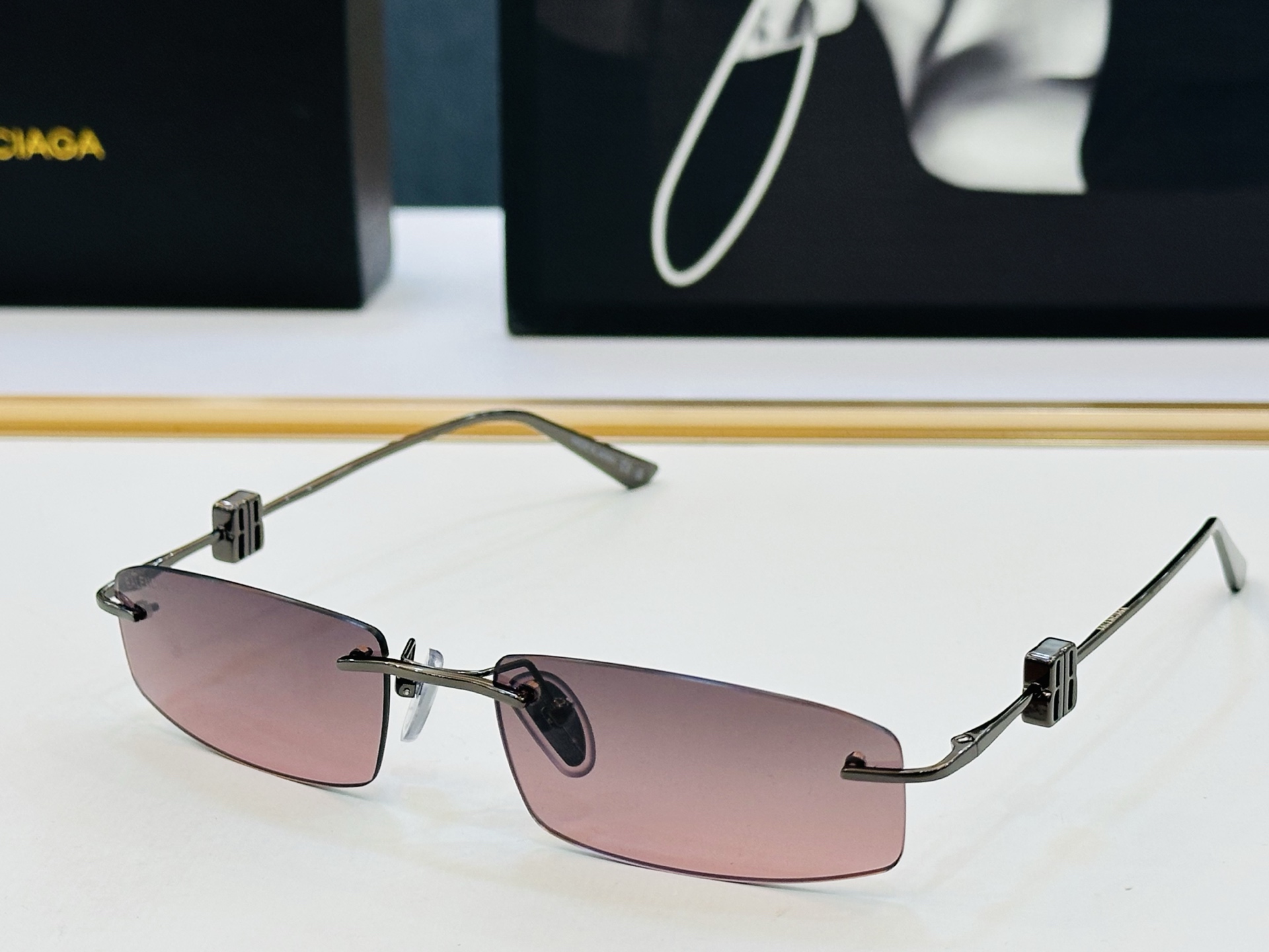 BALENCIAGA巴黎世家 最新 版型很特别的设计让人一眼爱上 BB0507S Size: 57口18