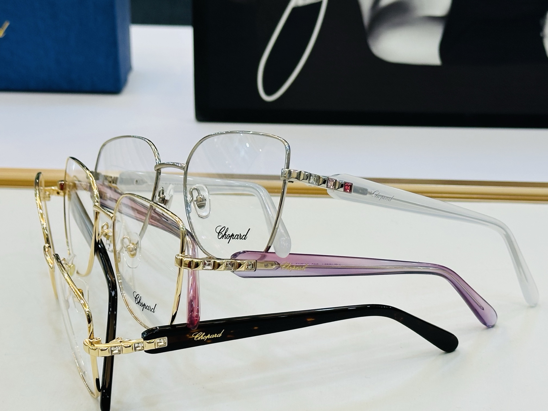 原版 ChoPard肖邦 MODEL: VCHG78U Size：54口18-140 以现代时尚的设计风