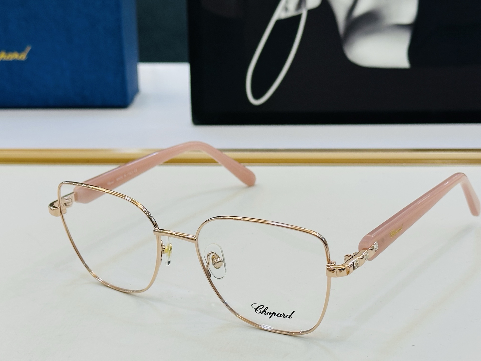 原版 ChoPard肖邦 MODEL: VCHG78U Size：54口18-140 以现代时尚的设计风