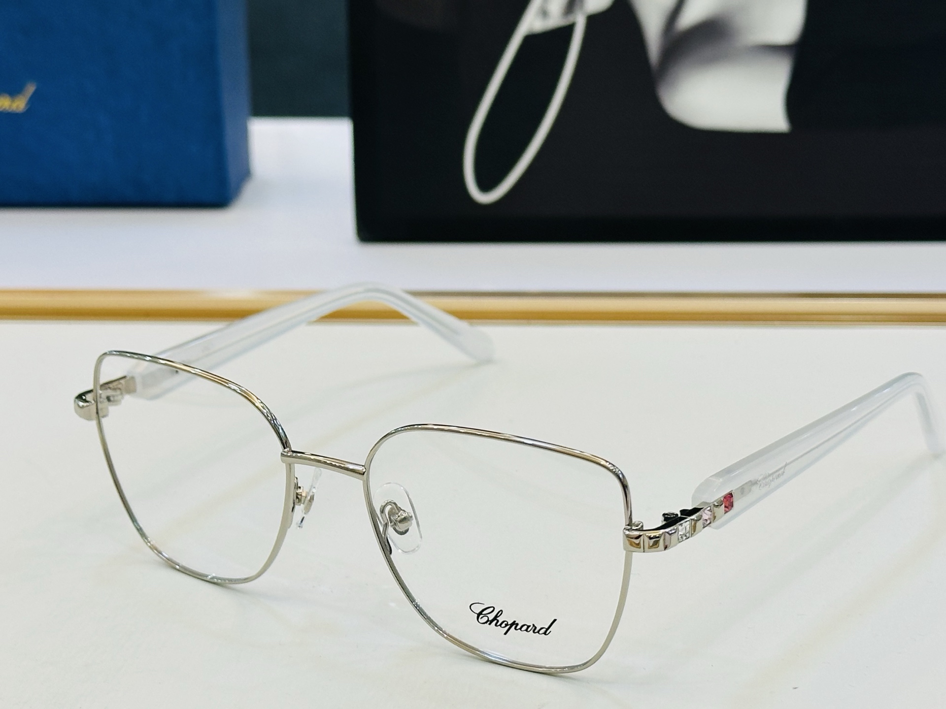 原版 ChoPard肖邦 MODEL: VCHG78U Size：54口18-140 以现代时尚的设计风