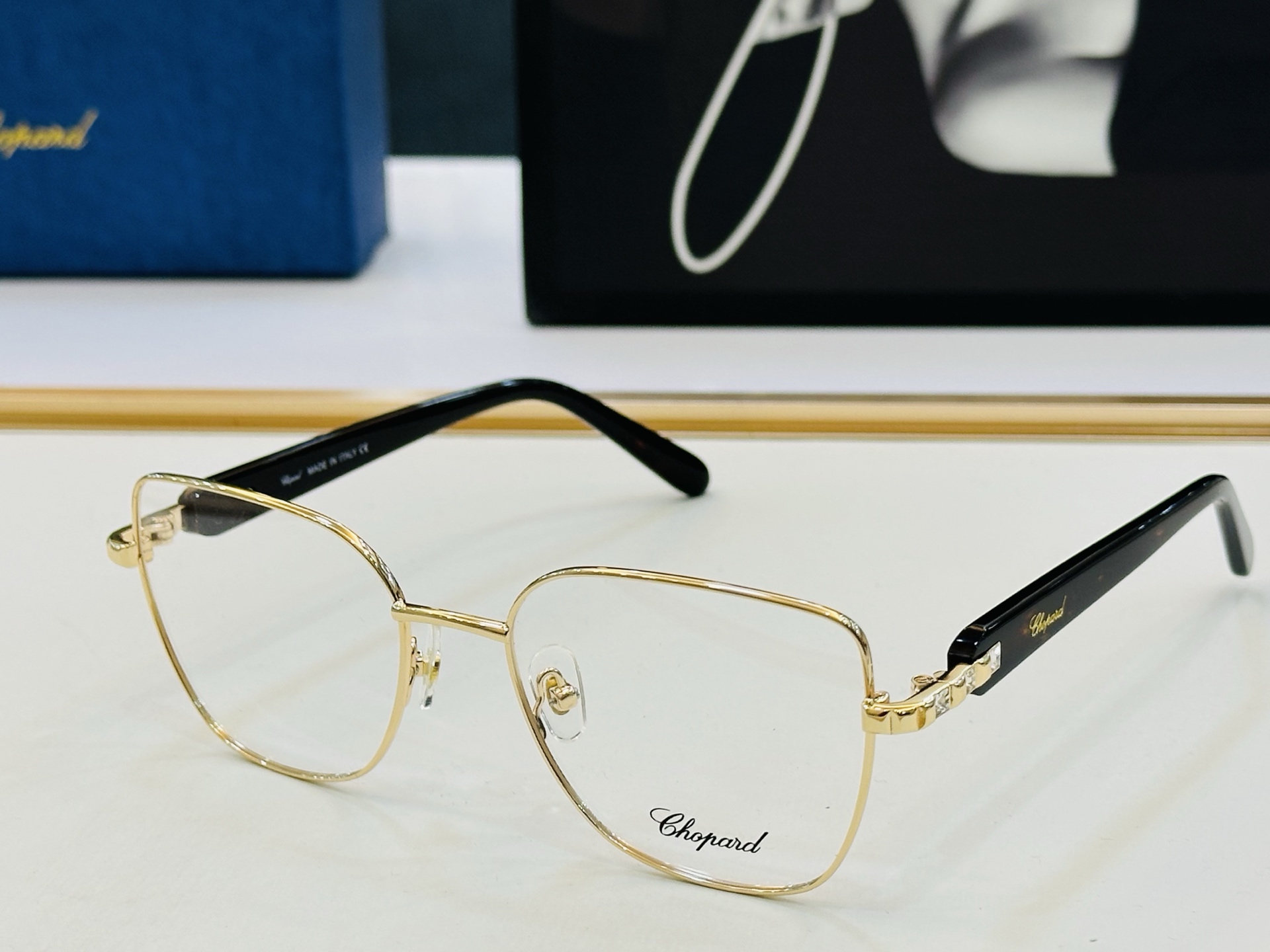 原版 ChoPard肖邦 MODEL: VCHG78U Size：54口18-140 以现代时尚的设计风