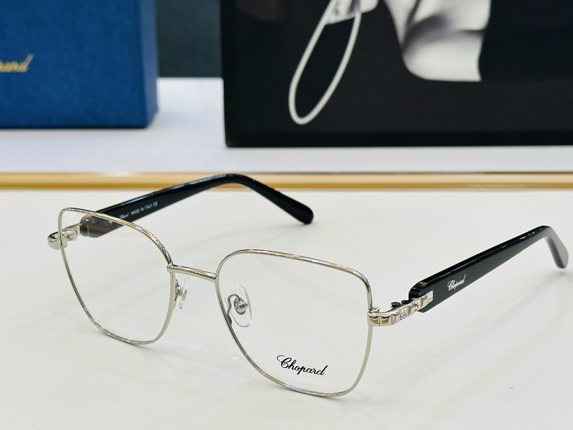 原版 ChoPard肖邦 MODEL: VCHG78U Size：54口18-140 以现代时尚的设计风