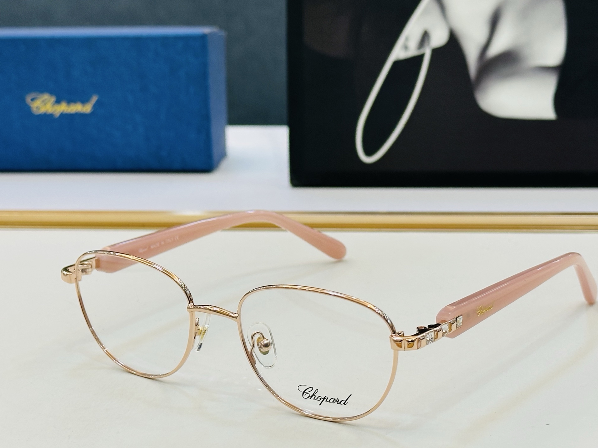 原版 ChoPard肖邦 MODEL: VCHG75J Size：52口18-140 以现代时尚的设计风