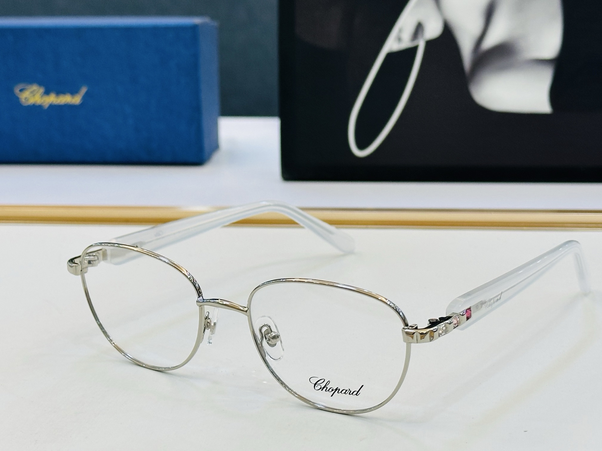 原版 ChoPard肖邦 MODEL: VCHG75J Size：52口18-140 以现代时尚的设计风