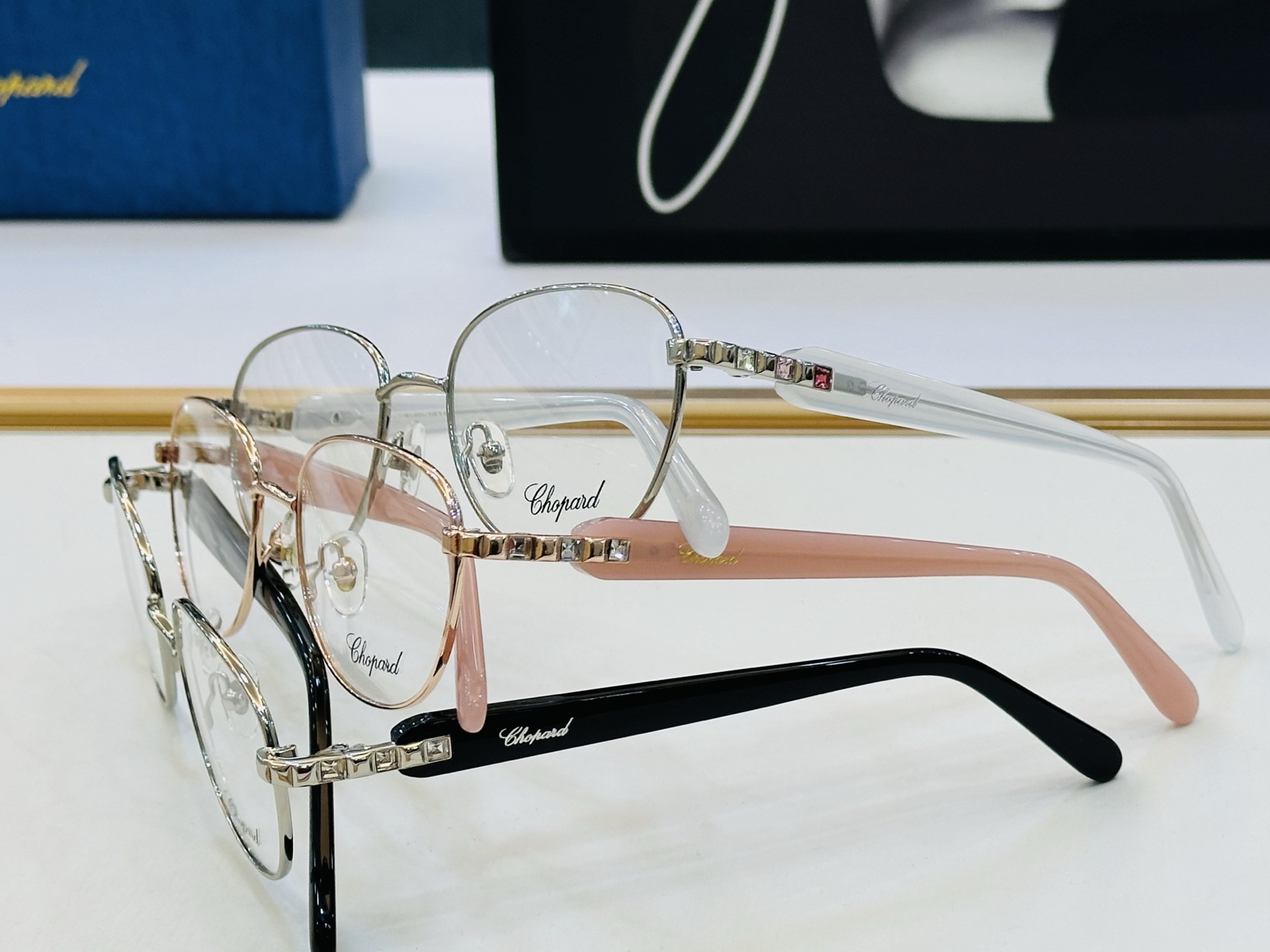 原版 ChoPard肖邦 MODEL: VCHG75J Size：52口18-140 以现代时尚的设计风