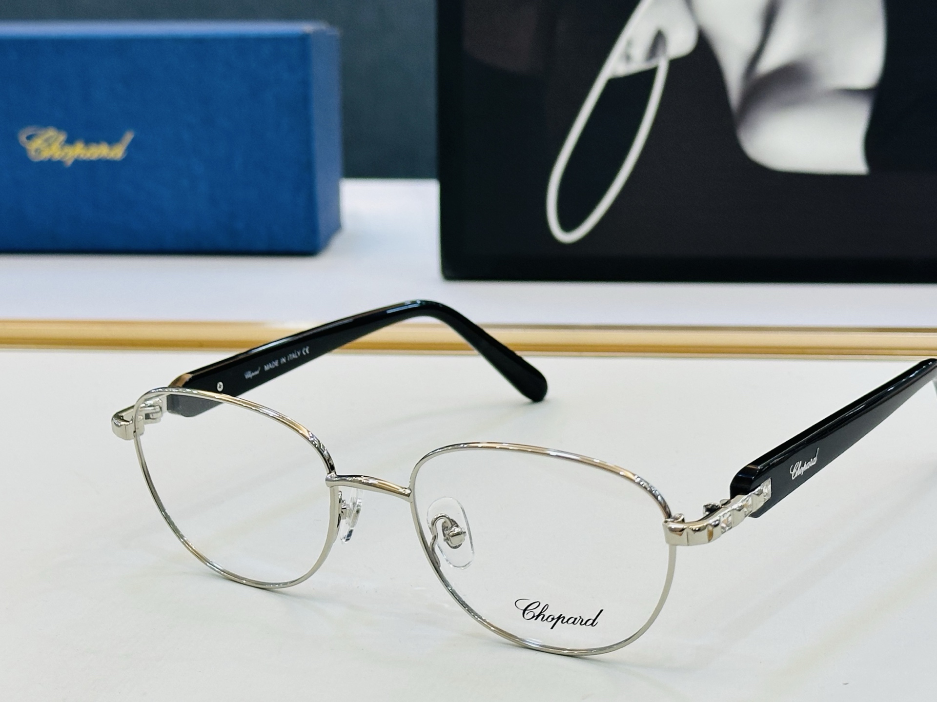 原版 ChoPard肖邦 MODEL: VCHG75J Size：52口18-140 以现代时尚的设计风