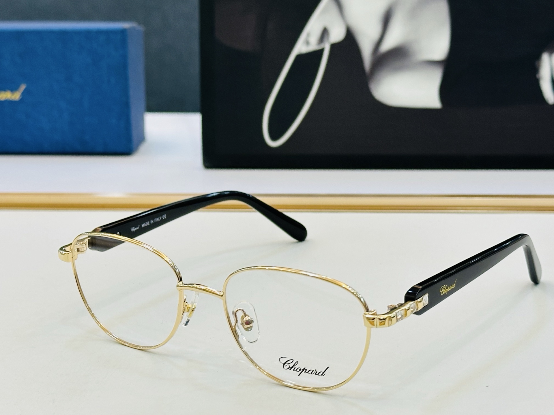 原版 ChoPard肖邦 MODEL: VCHG75J Size：52口18-140 以现代时尚的设计风