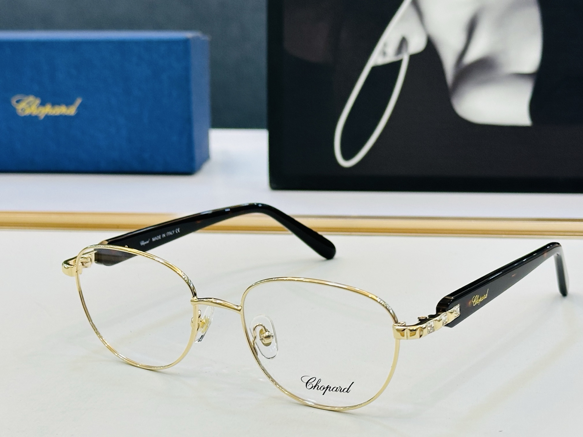 原版 ChoPard肖邦 MODEL: VCHG75J Size：52口18-140 以现代时尚的设计风