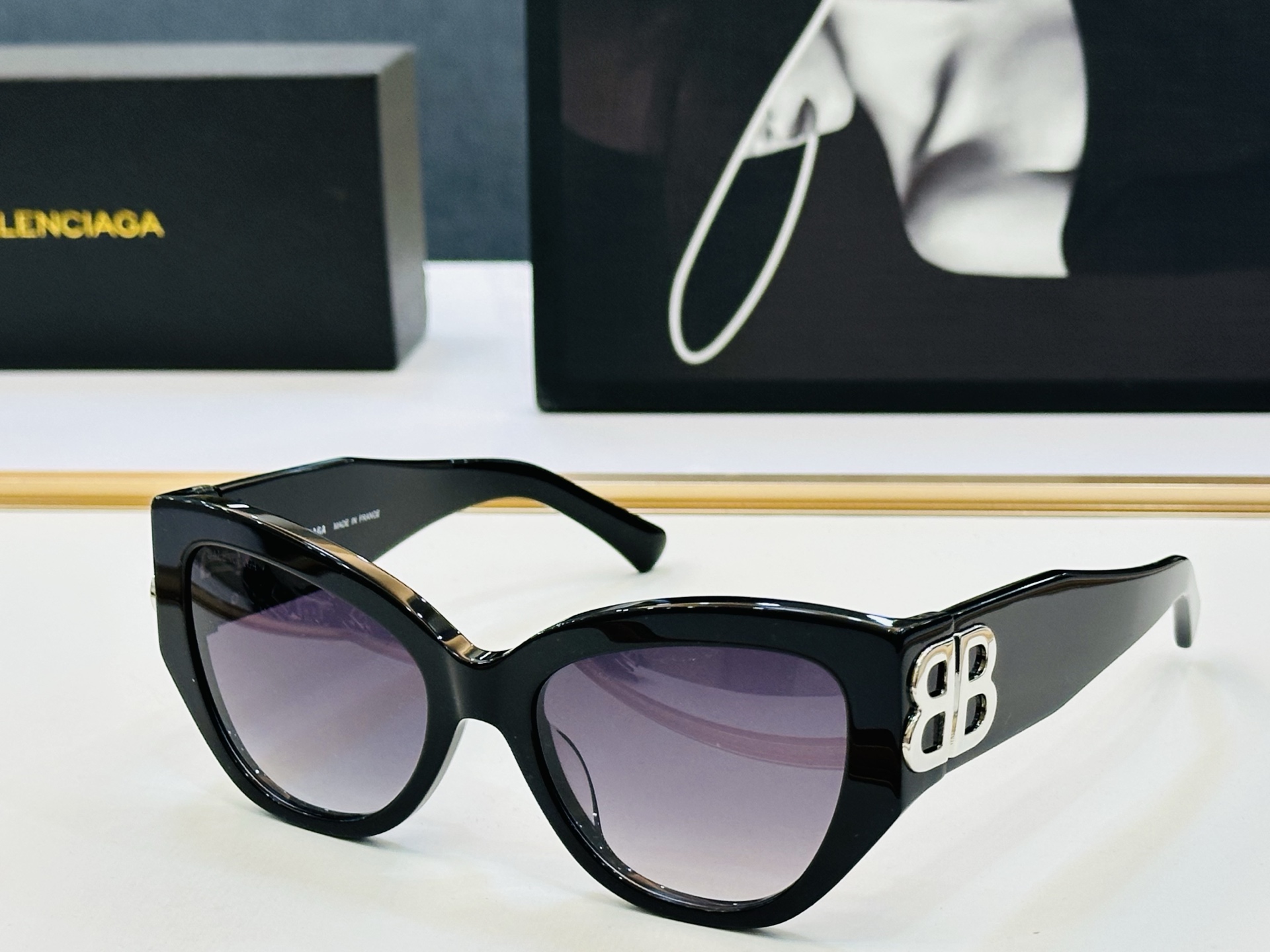 BALENCIAGA巴黎世家 BB0322SK Size：55口19-135 版型很特别的设计让人 超级