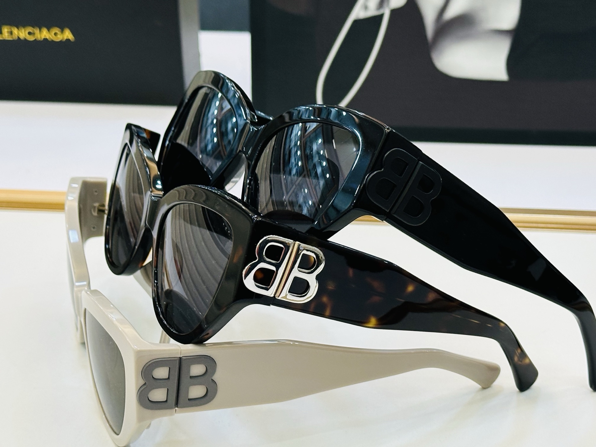 BALENCIAGA巴黎世家 BB0322SK Size：55口19-135 版型很特别的设计让人 超级