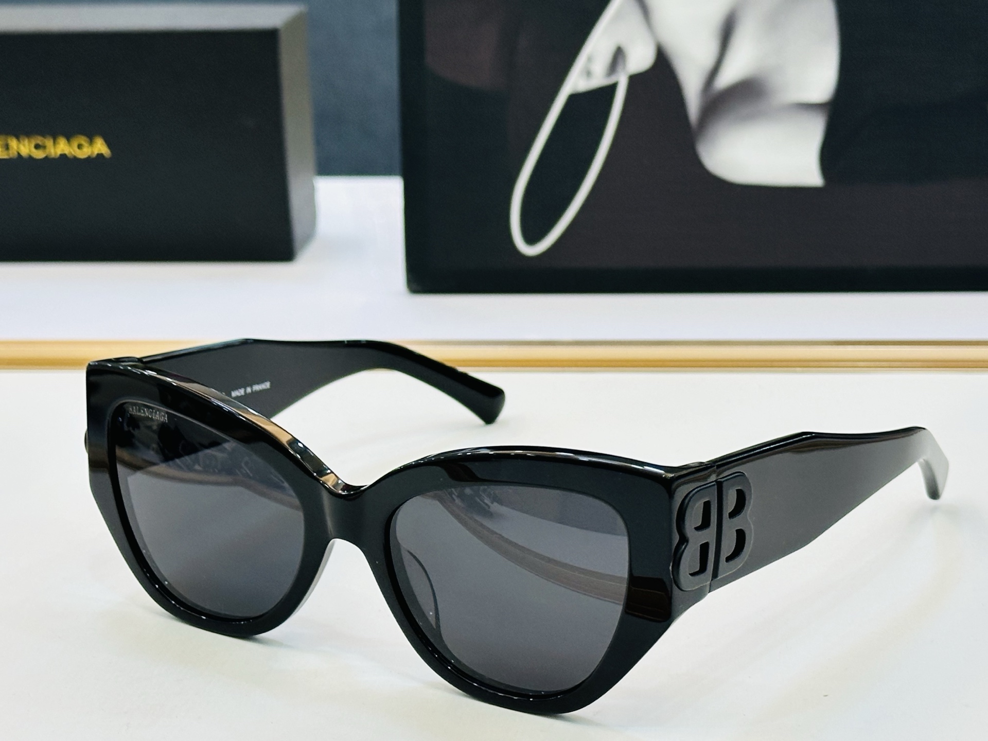 BALENCIAGA巴黎世家 BB0322SK Size：55口19-135 版型很特别的设计让人 超级