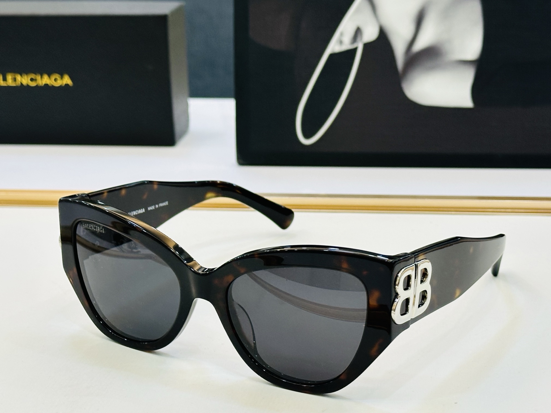 BALENCIAGA巴黎世家 BB0322SK Size：55口19-135 版型很特别的设计让人 超级