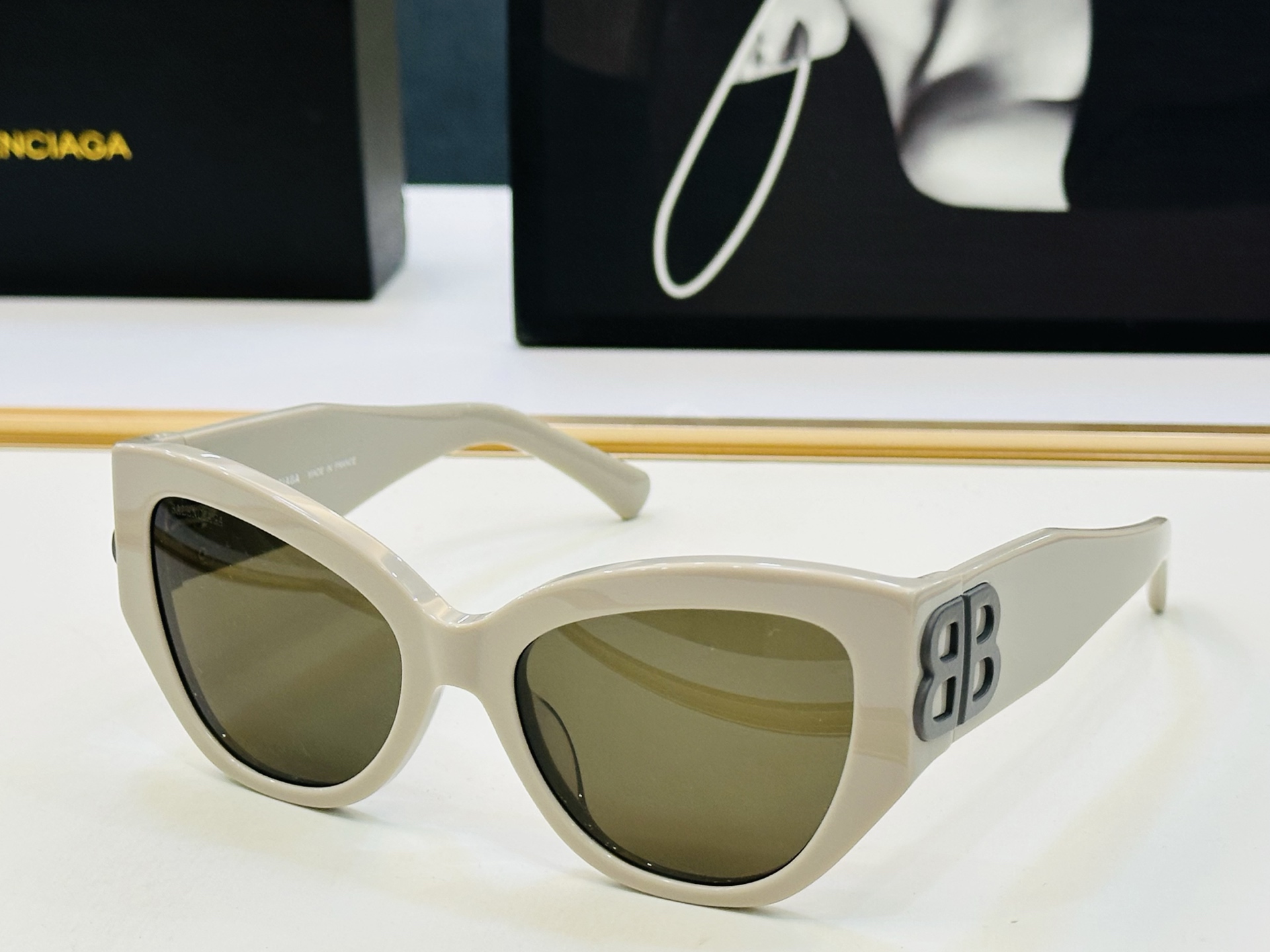 BALENCIAGA巴黎世家 BB0322SK Size：55口19-135 版型很特别的设计让人 超级