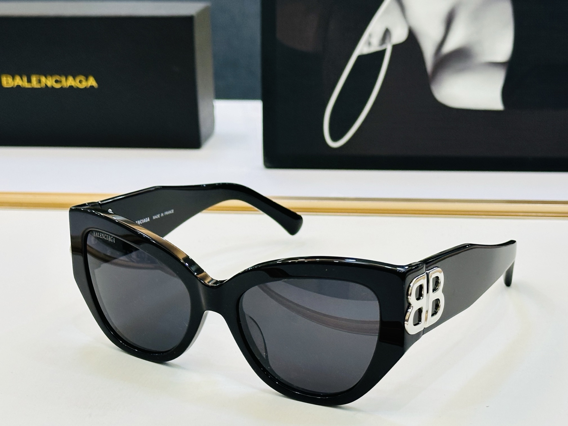 BALENCIAGA巴黎世家 BB0322SK Size：55口19-135 版型很特别的设计让人 超级