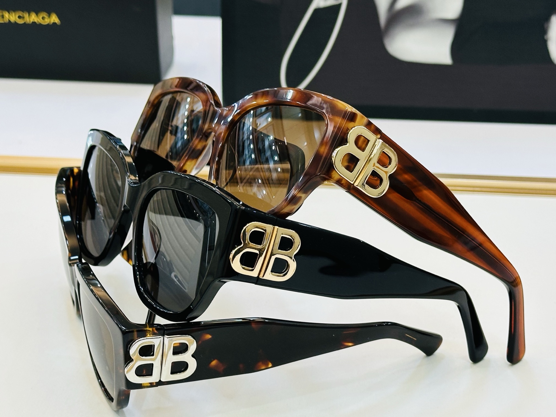 BALENCIAGA巴黎世家 BB0323SK Size：55口19-125 版型很特别的设计让人 超级