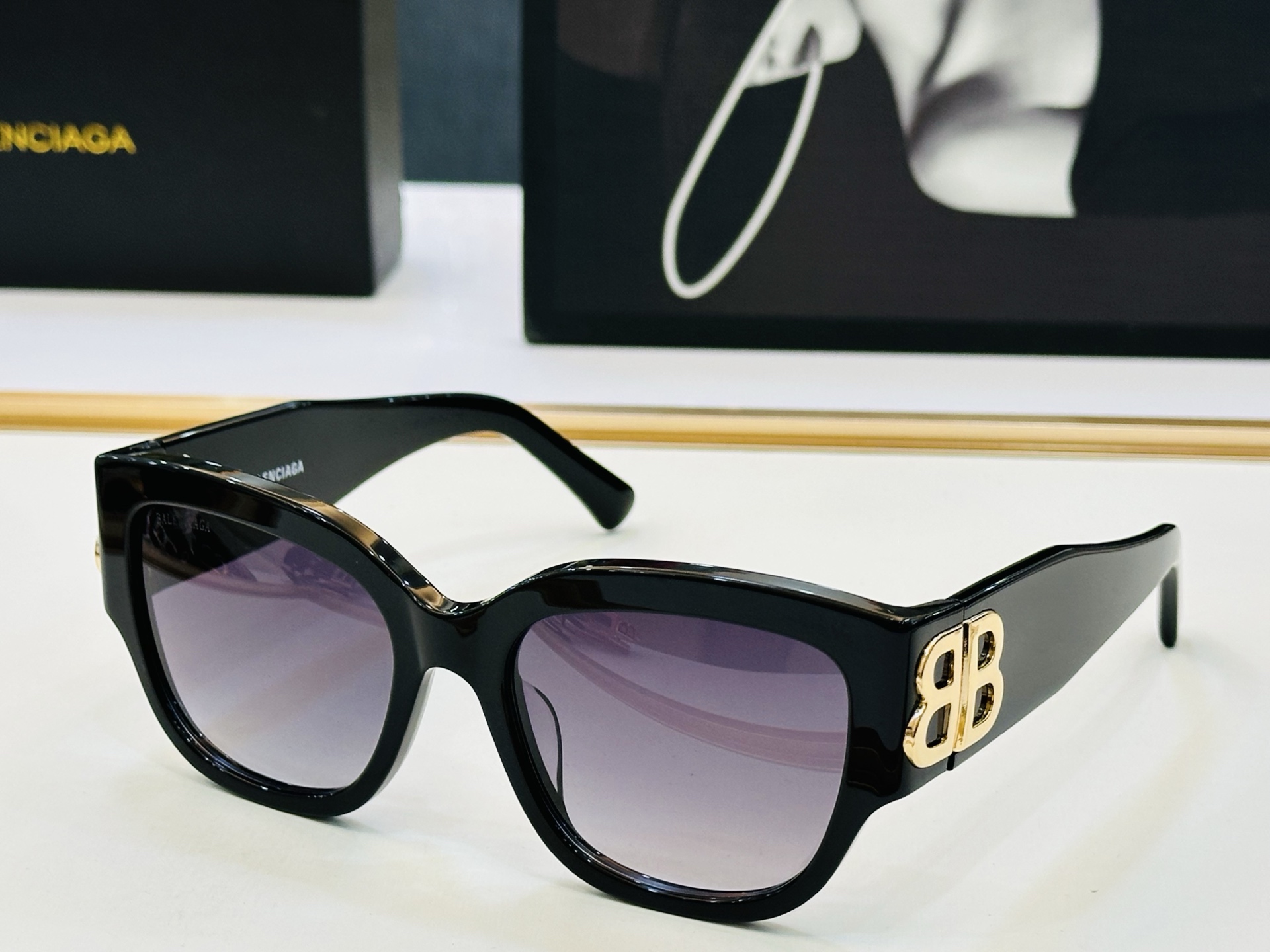 BALENCIAGA巴黎世家 BB0323SK Size：55口19-125 版型很特别的设计让人 超级