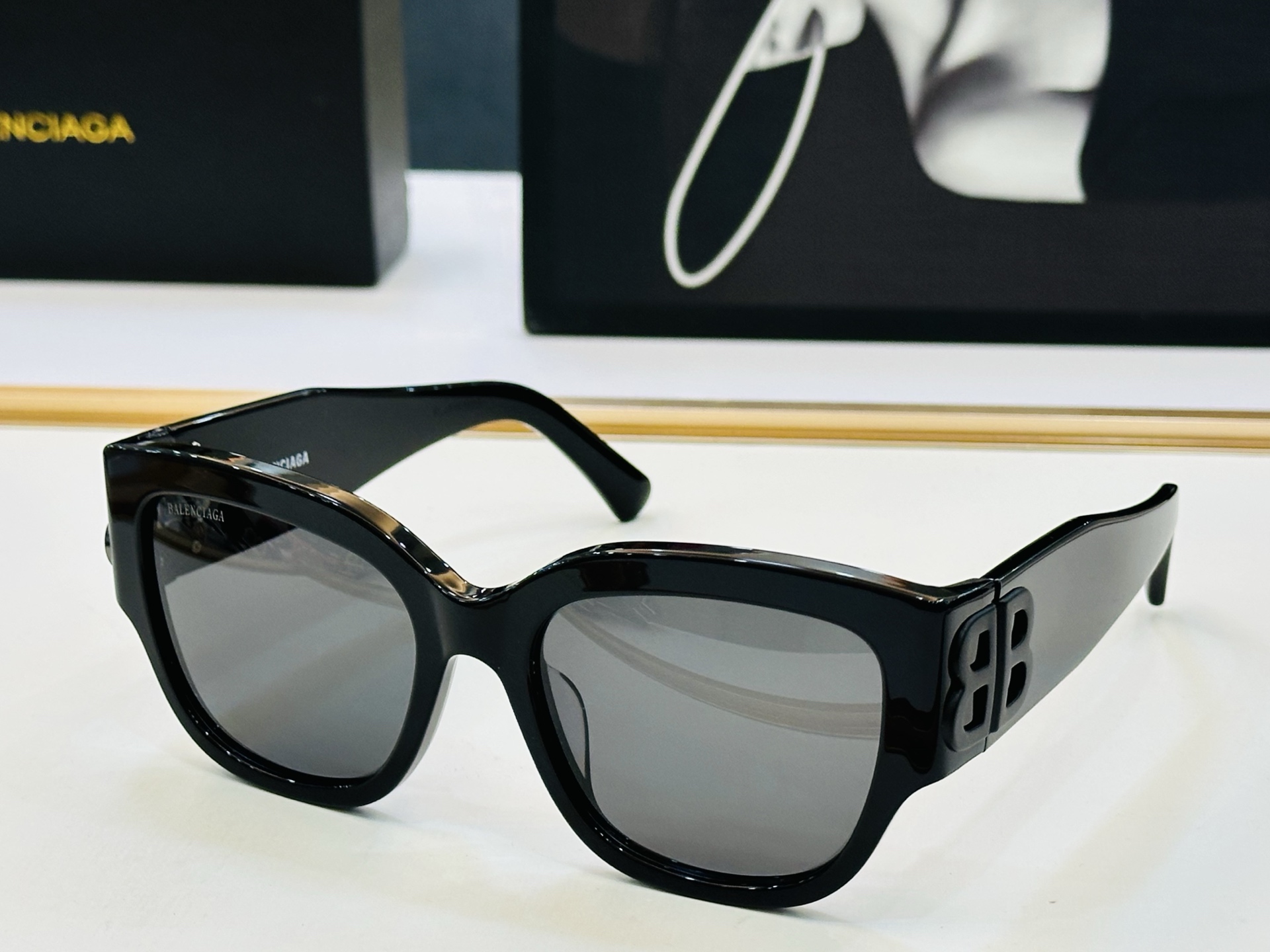 BALENCIAGA巴黎世家 BB0323SK Size：55口19-125 版型很特别的设计让人 超级