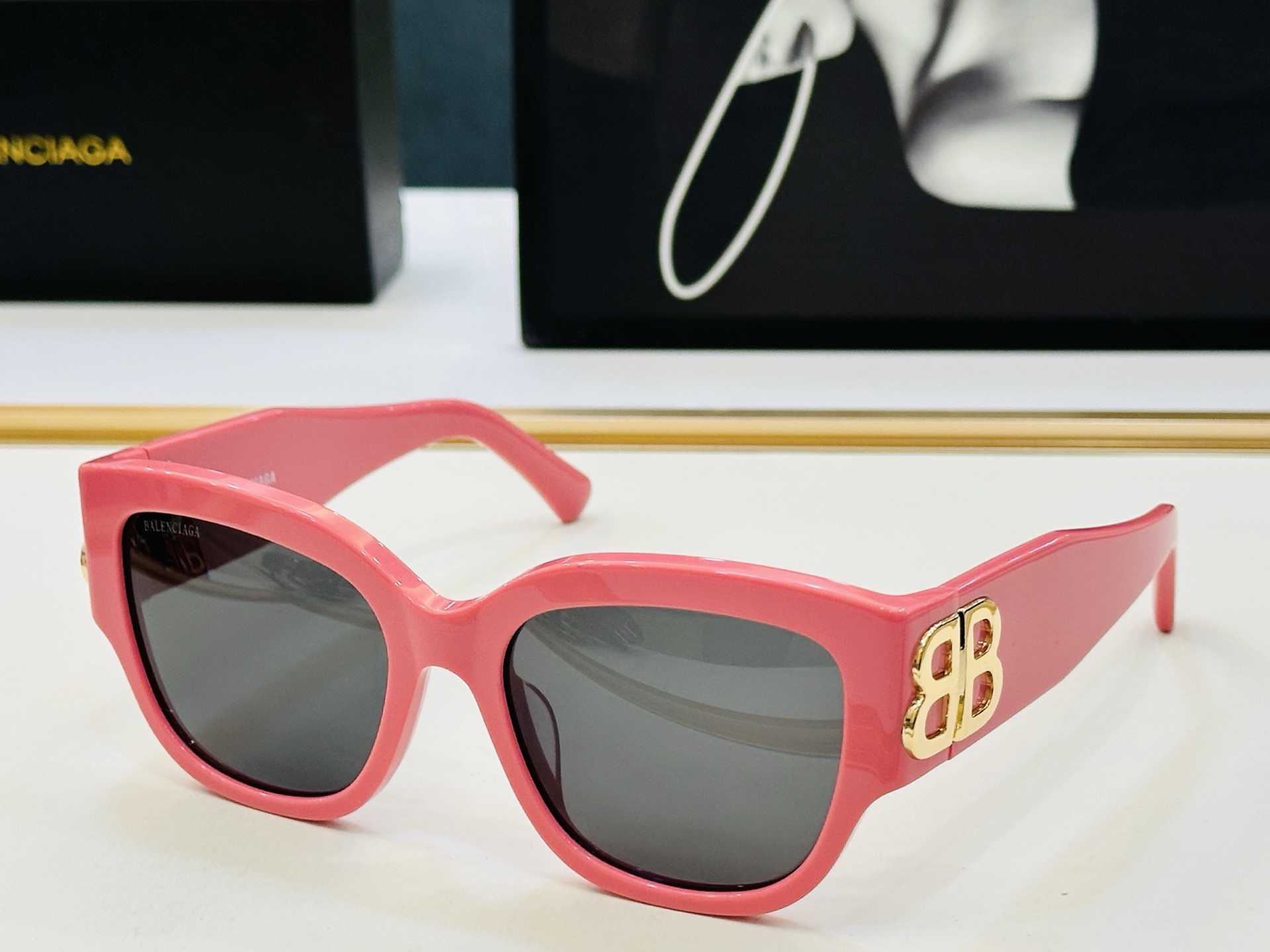 BALENCIAGA巴黎世家 BB0323SK Size：55口19-125 版型很特别的设计让人 超级