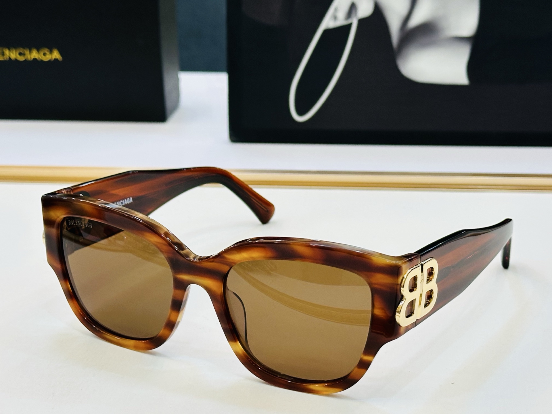 BALENCIAGA巴黎世家 BB0323SK Size：55口19-125 版型很特别的设计让人 超级