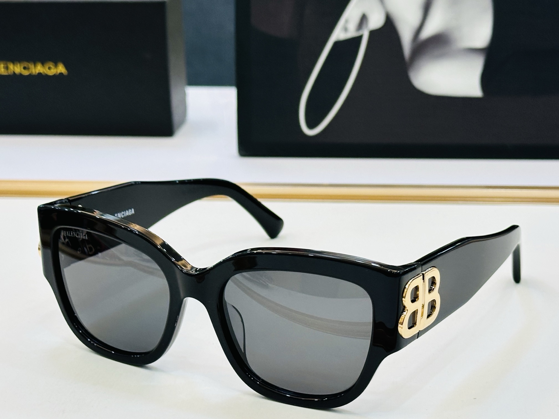 BALENCIAGA巴黎世家 BB0323SK Size：55口19-125 版型很特别的设计让人 超级