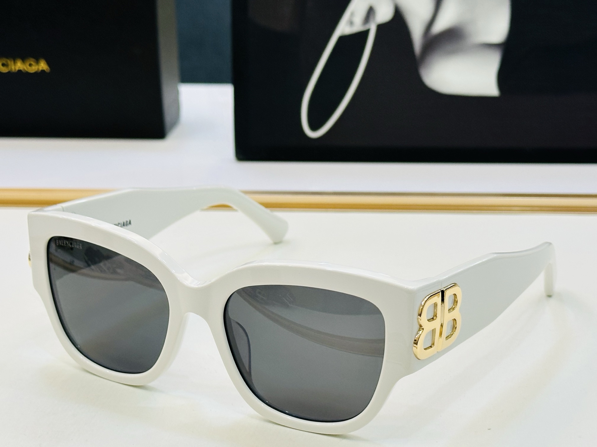 BALENCIAGA巴黎世家 BB0323SK Size：55口19-125 版型很特别的设计让人 超级