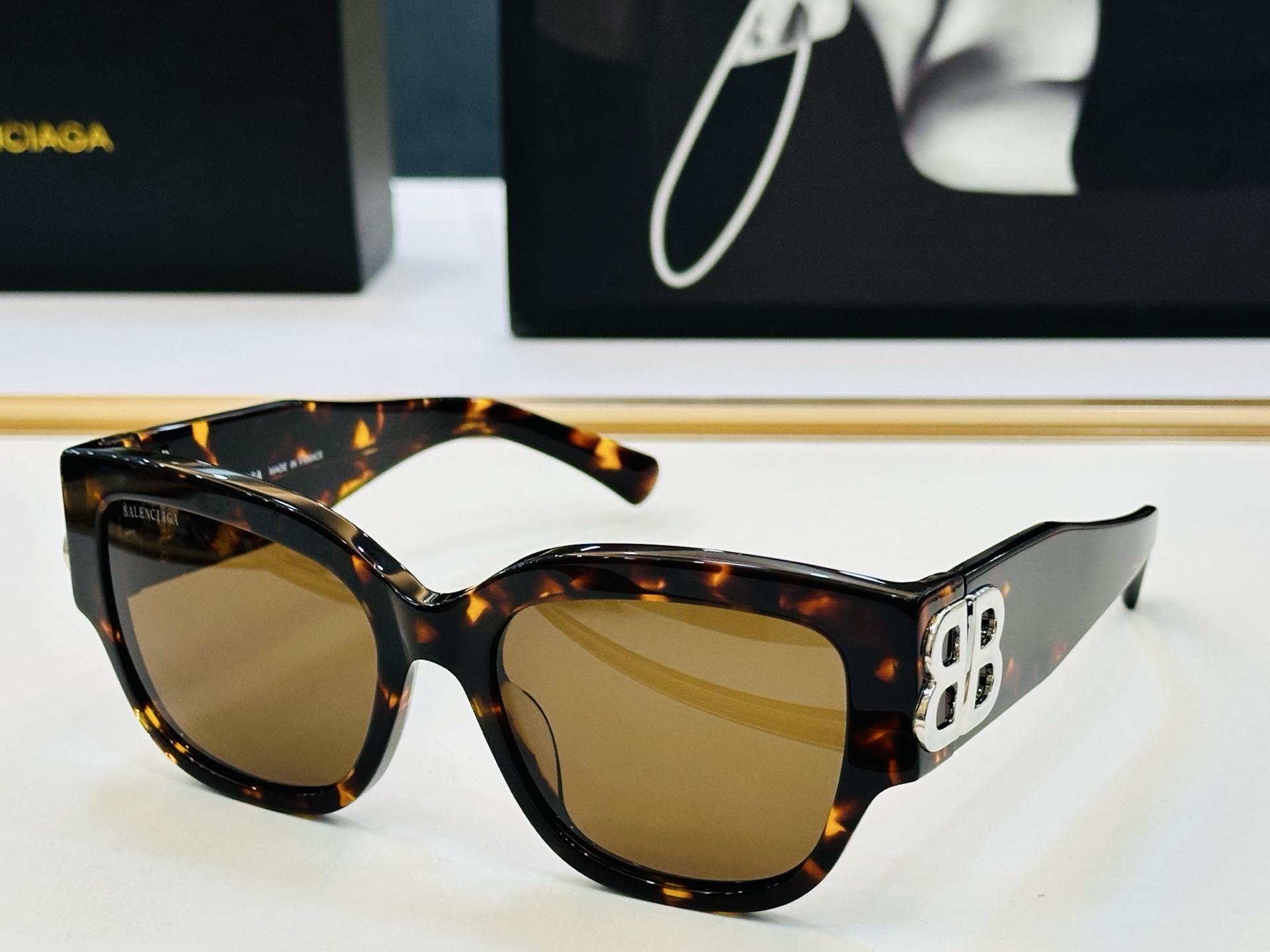 BALENCIAGA巴黎世家 BB0323SK Size：55口19-125 版型很特别的设计让人 超级