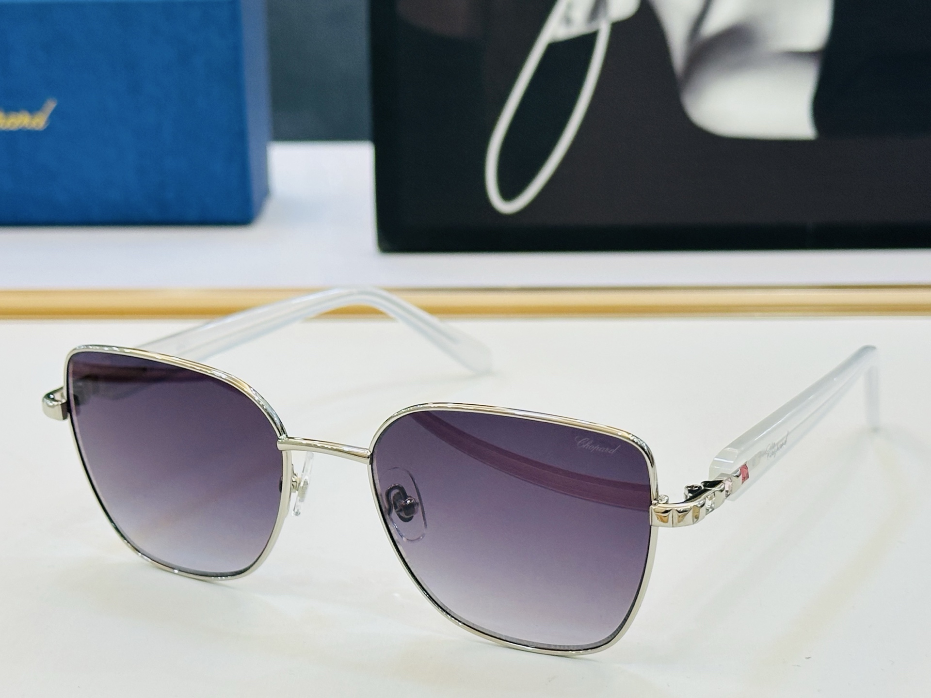 原版 ChoPard肖邦 MODEL: VCHG78 Size：54口18-140 L以现代时尚的设计风