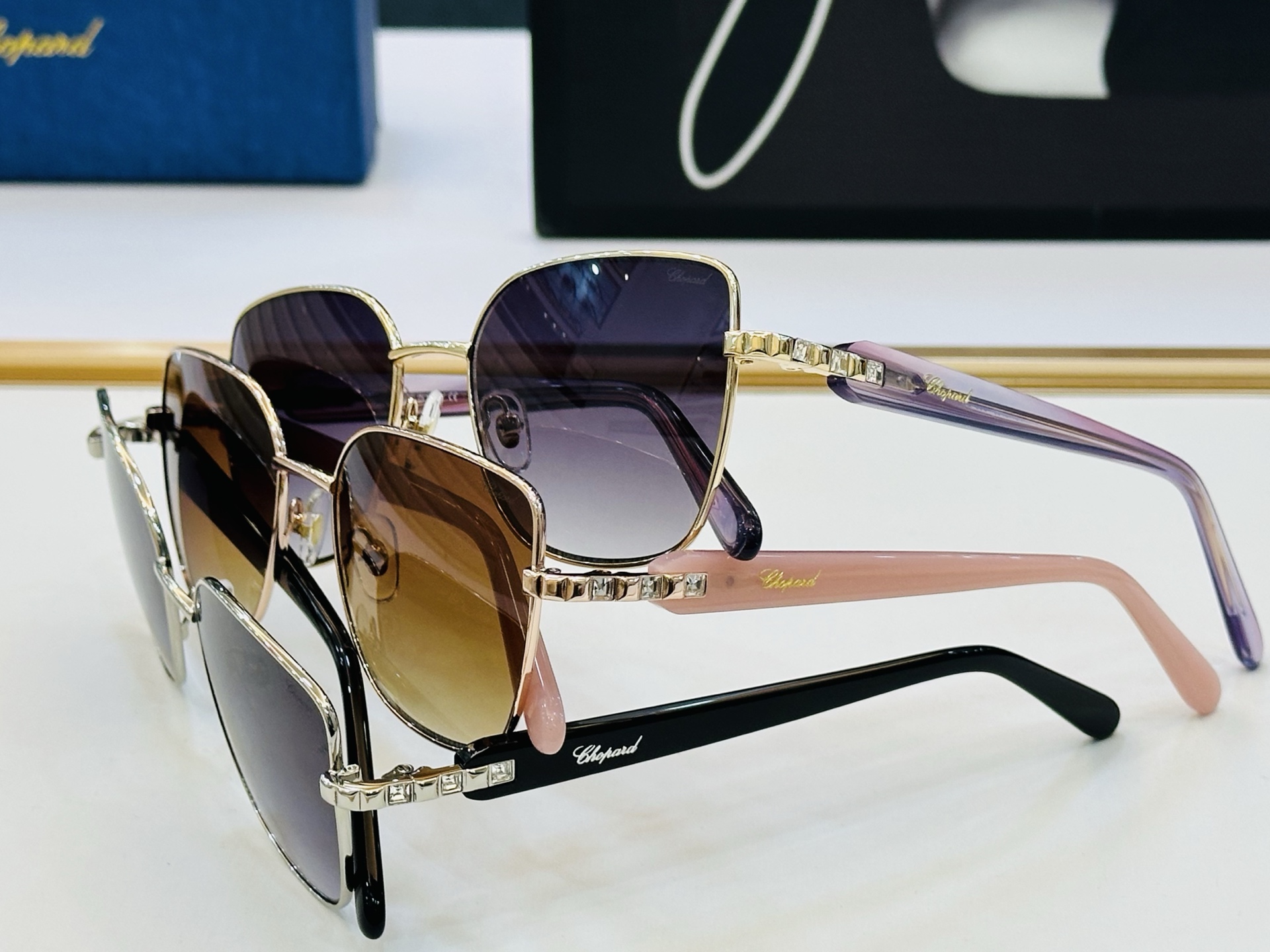 原版 ChoPard肖邦 MODEL: VCHG78 Size：54口18-140 L以现代时尚的设计风