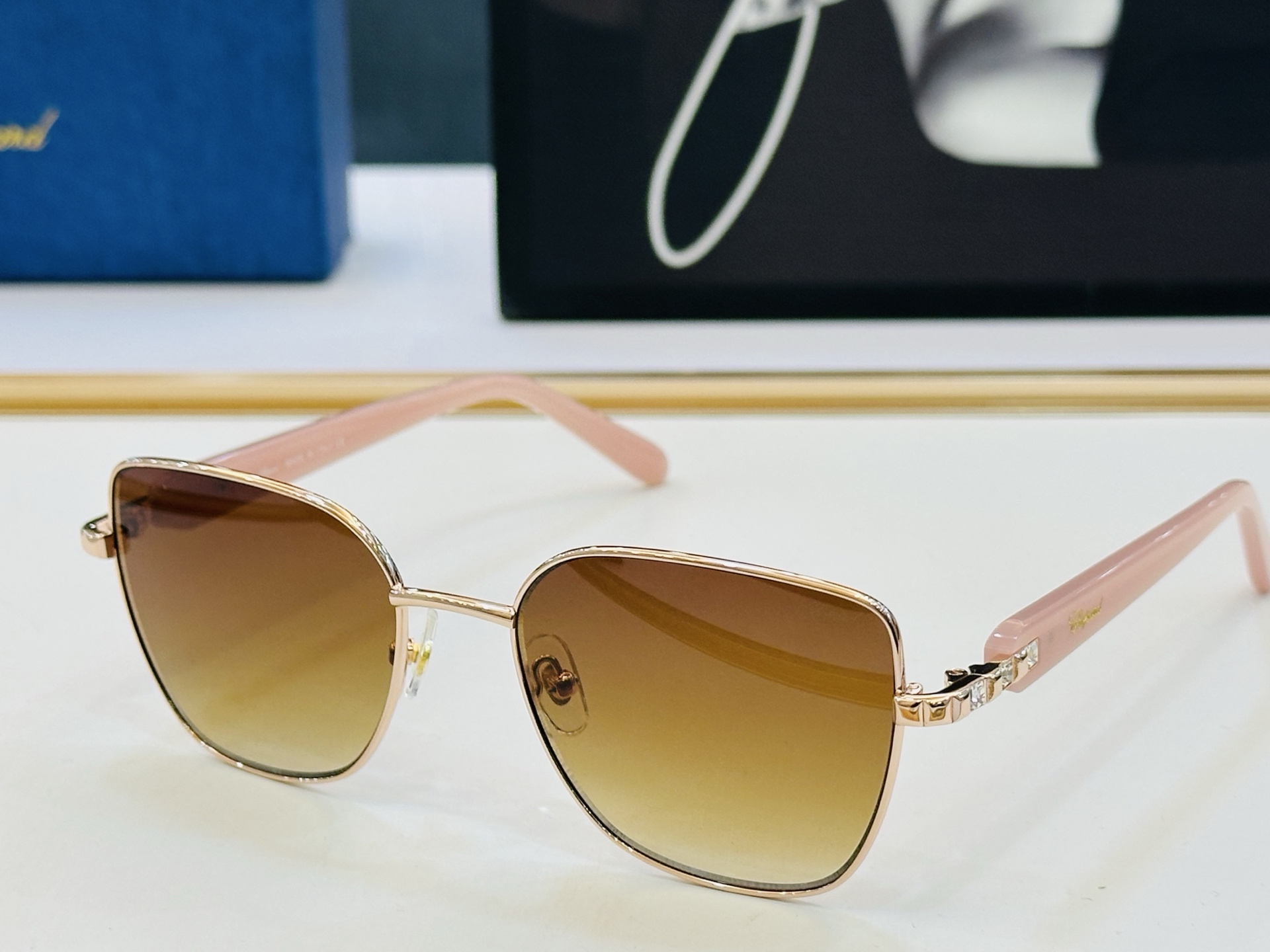 原版 ChoPard肖邦 MODEL: VCHG78 Size：54口18-140 L以现代时尚的设计风