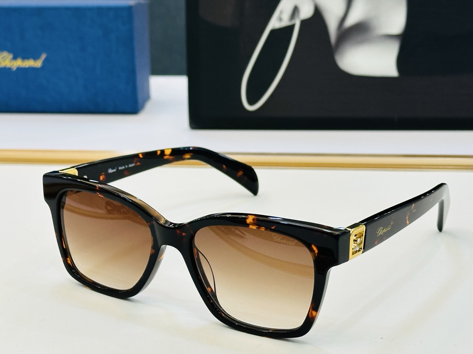 原版 ChoPard肖邦 MODEL: VCH401S Size：54口18-145 以现代时尚的设计风