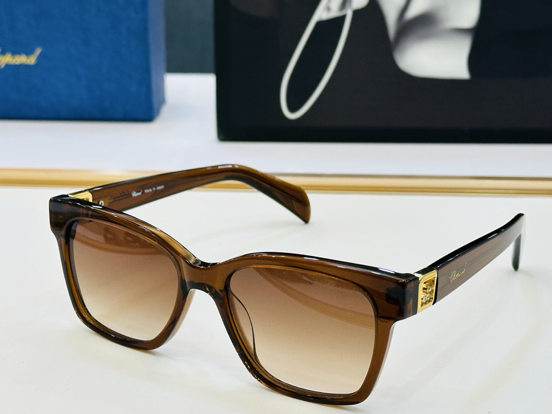 原版 ChoPard肖邦 MODEL: VCH401S Size：54口18-145 以现代时尚的设计风