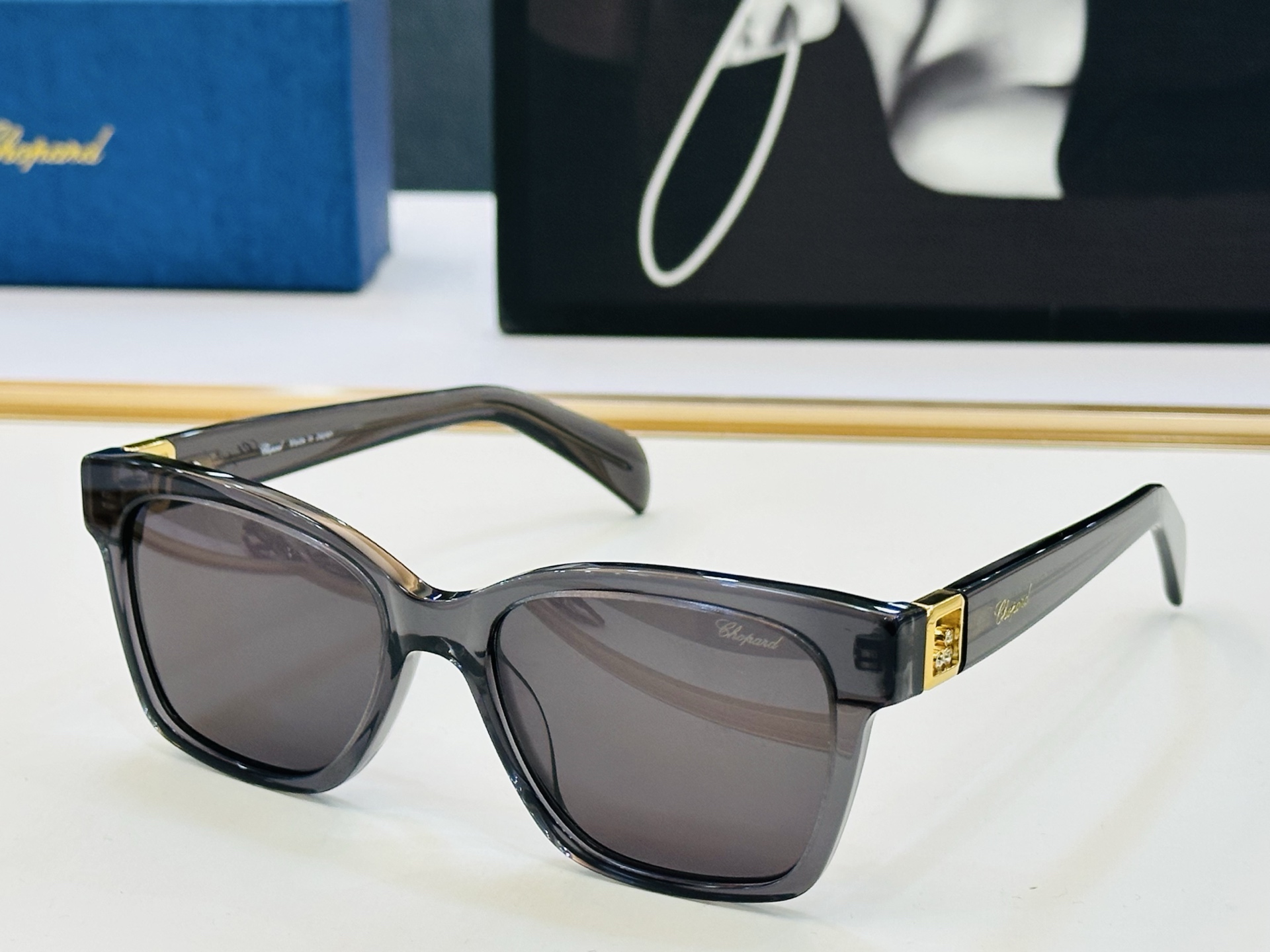 原版 ChoPard肖邦 MODEL: VCH401S Size：54口18-145 以现代时尚的设计风