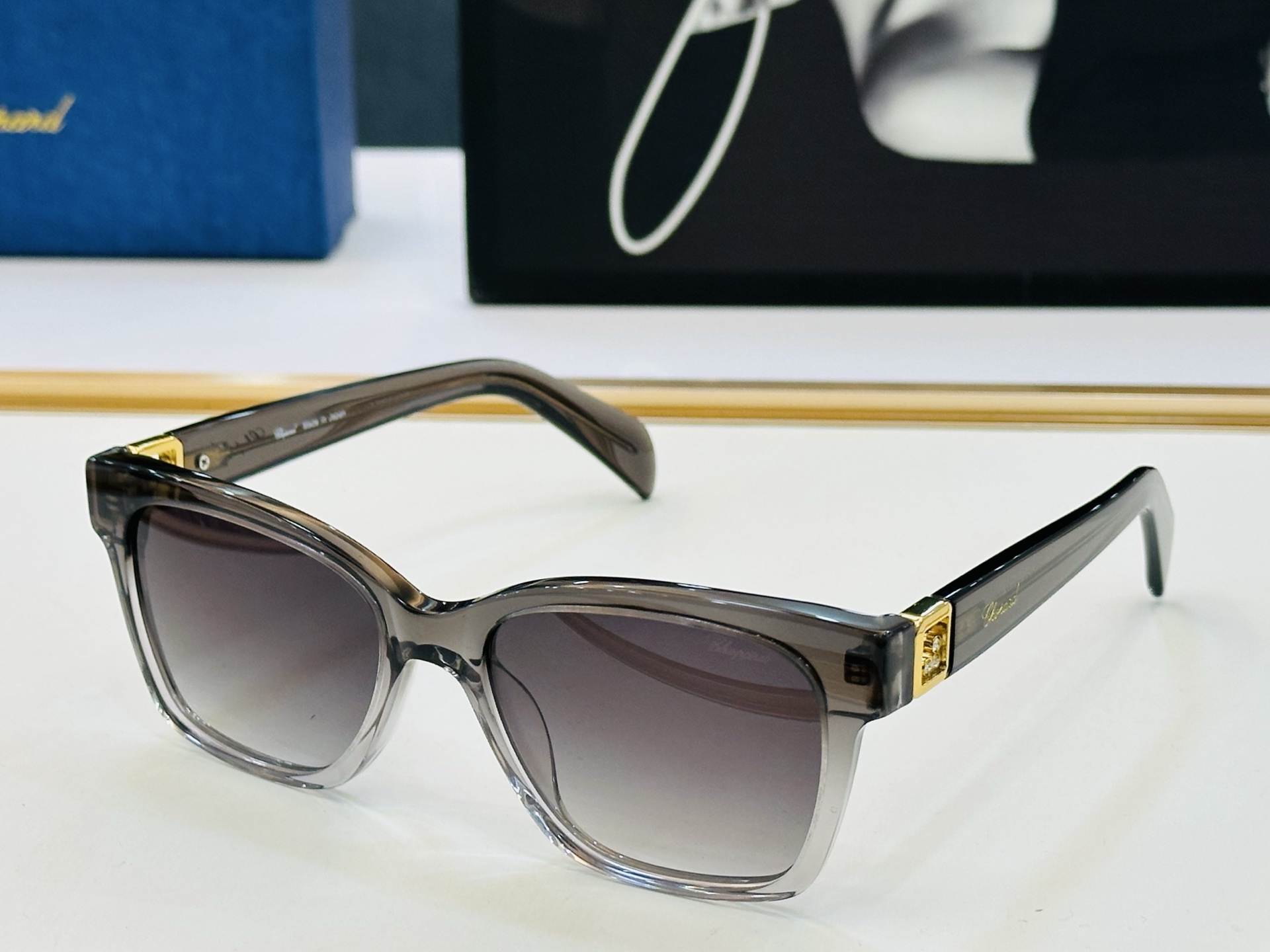 原版 ChoPard肖邦 MODEL: VCH401S Size：54口18-145 以现代时尚的设计风