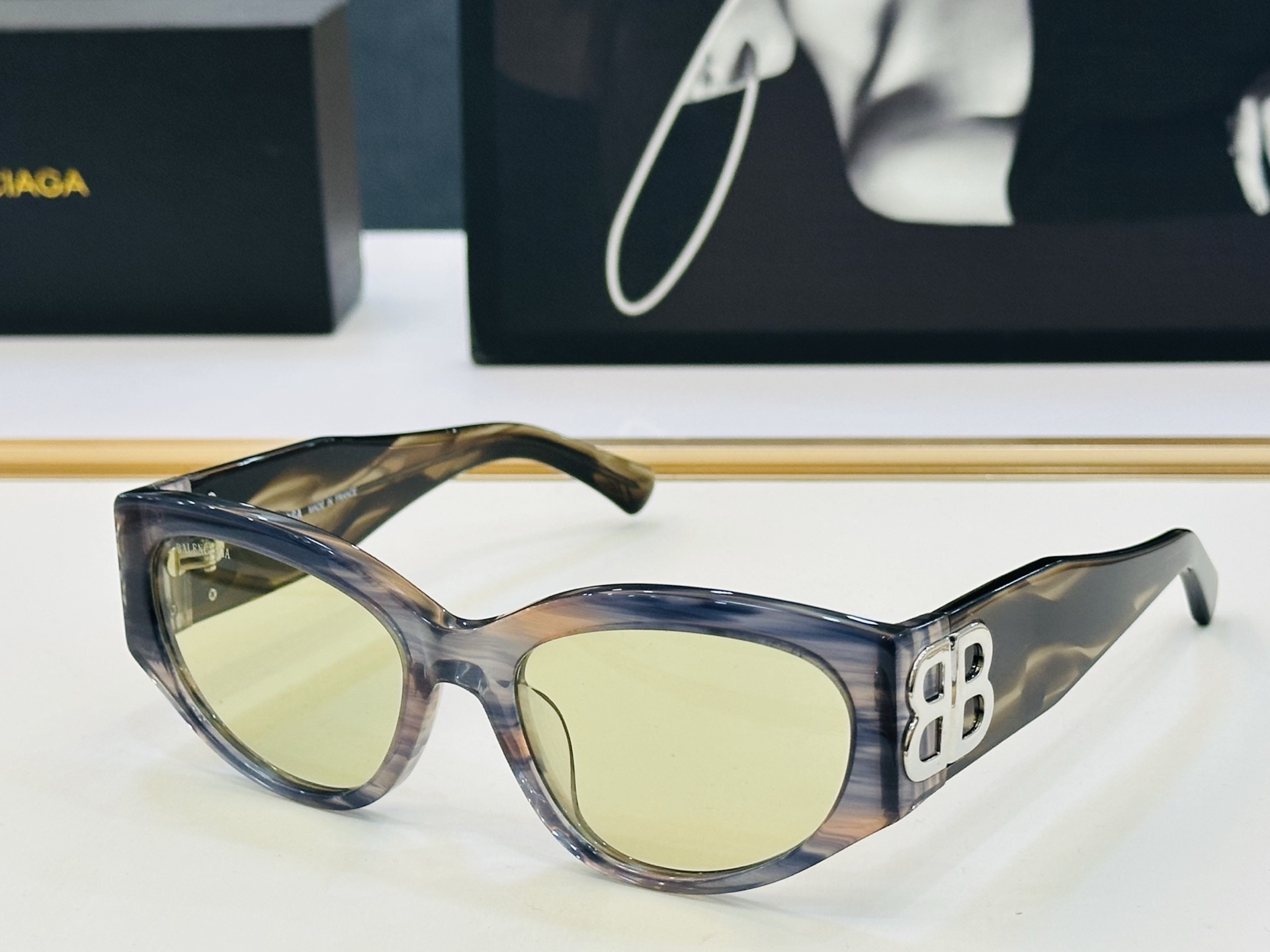 BALENCIAGA巴黎世家 BB0324SK Size：55口19-135 版型很特别的设计让人一眼爱