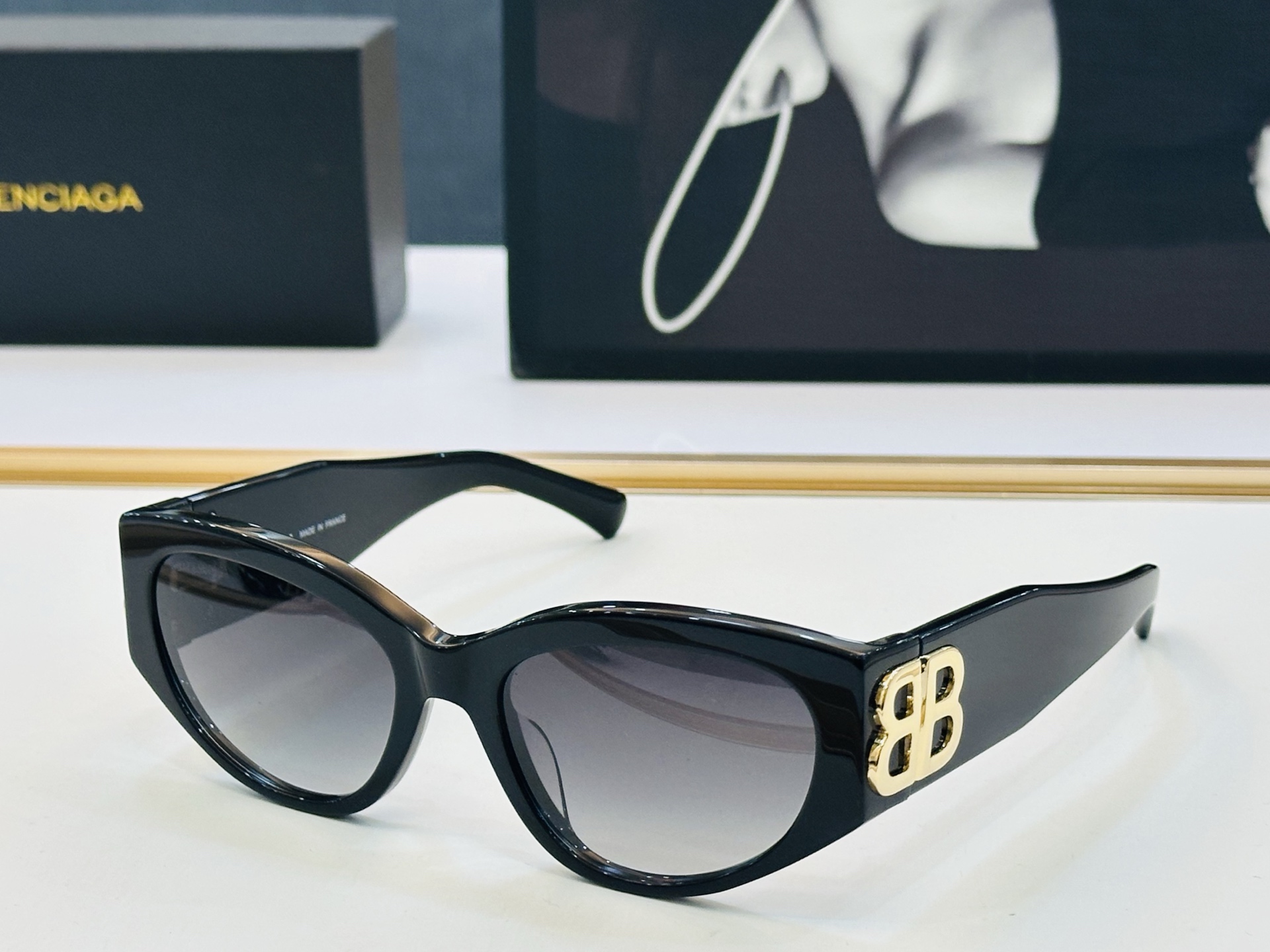 BALENCIAGA巴黎世家 BB0324SK Size：55口19-135 版型很特别的设计让人一眼爱