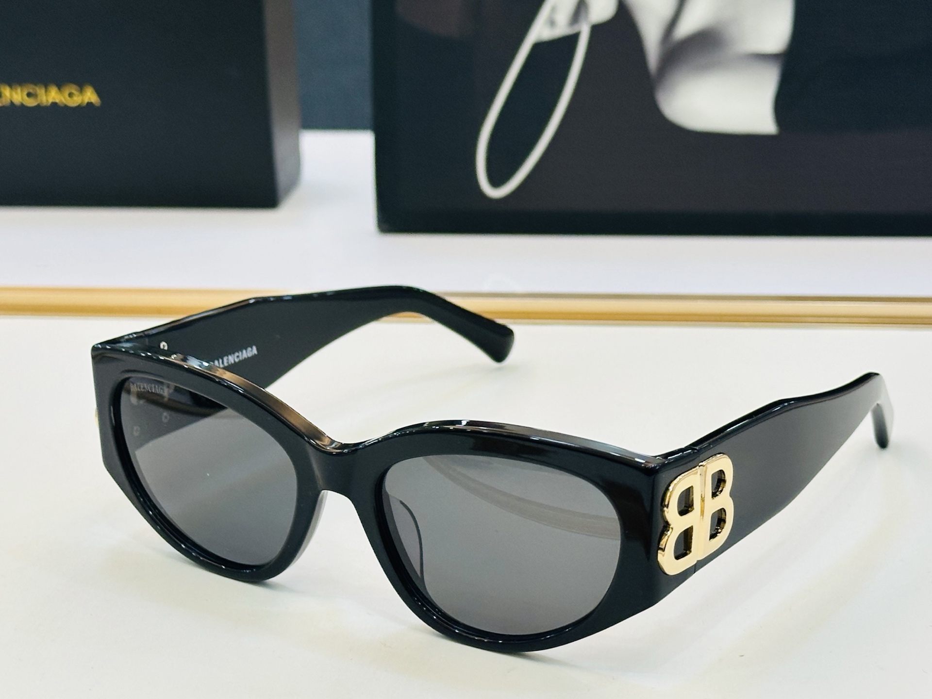 BALENCIAGA巴黎世家 BB0324SK Size：55口19-135 版型很特别的设计让人一眼爱