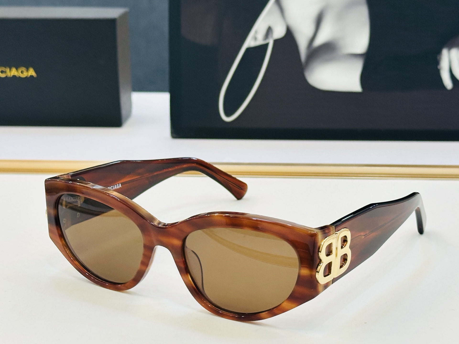 BALENCIAGA巴黎世家 BB0324SK Size：55口19-135 版型很特别的设计让人一眼爱