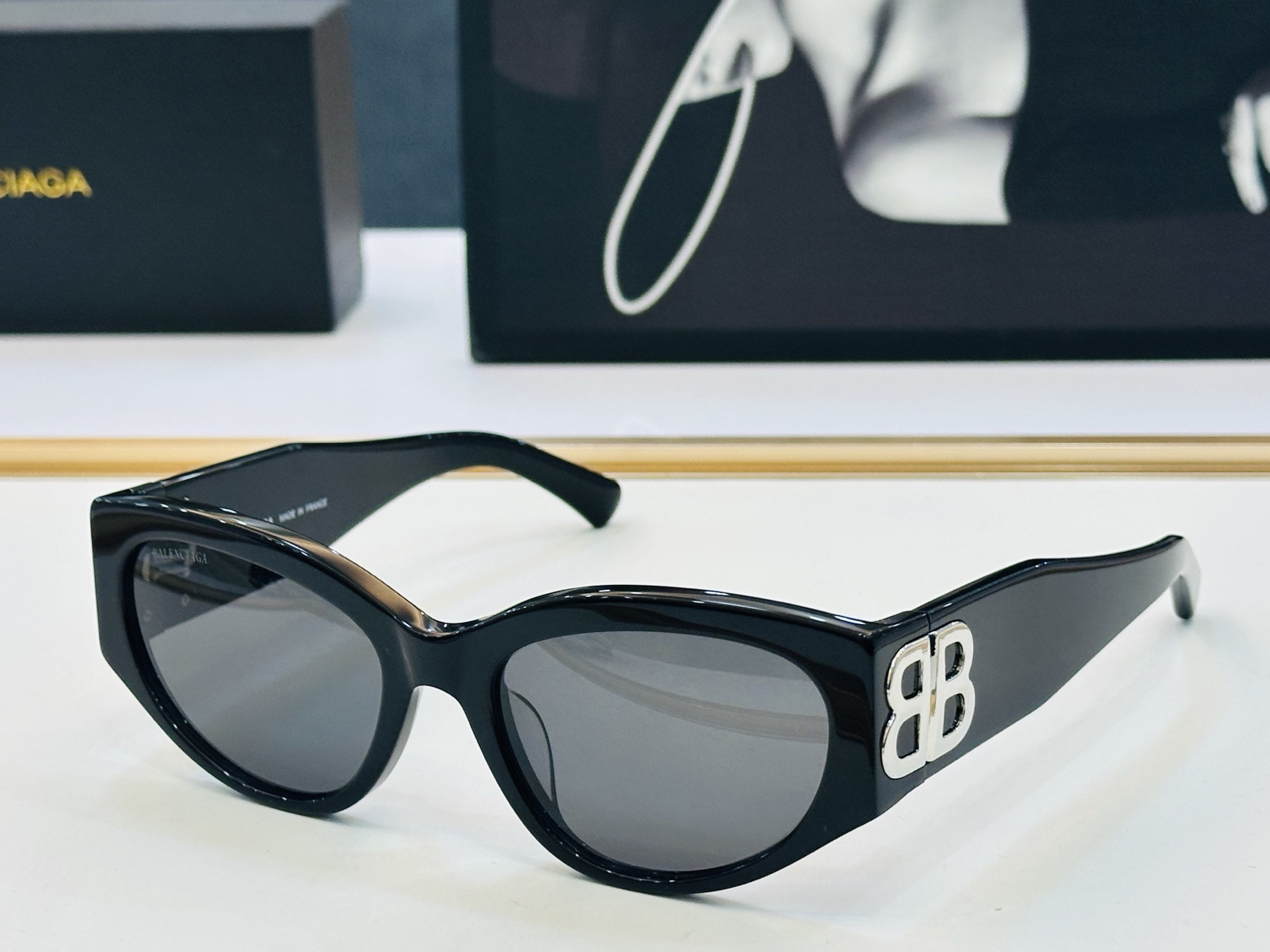 BALENCIAGA巴黎世家 BB0324SK Size：55口19-135 版型很特别的设计让人一眼爱